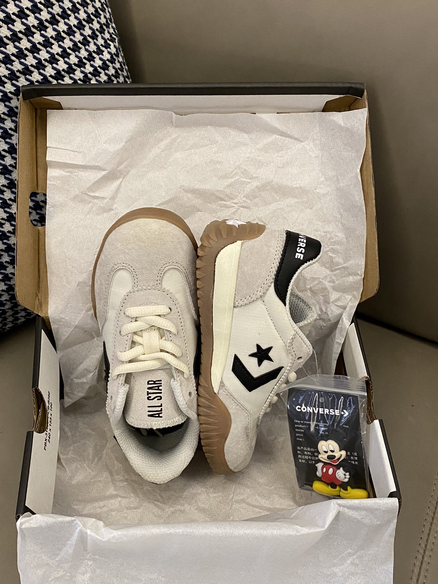 图片[5]-原图直出🌟 采用麂皮材质，手感柔软，透气性好💨穿着舒适👻而且耐磨耐脏✔️系带设计简约而不简单，可自由调节松紧穿脱方-选品中心