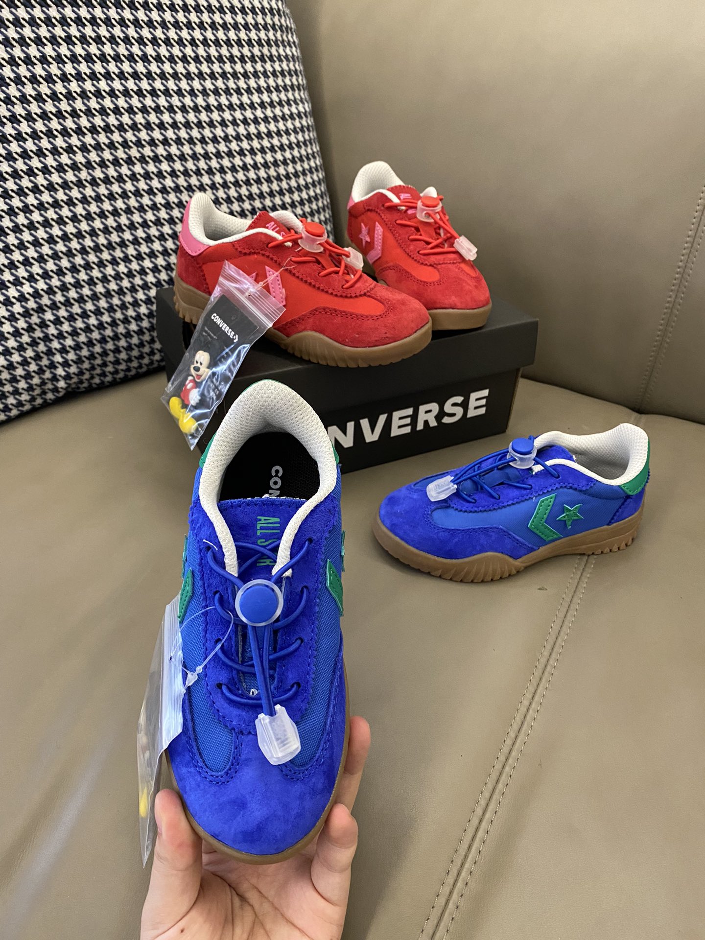 原图直出🌟 采用麂皮材质，手感柔软，透气性好💨穿着舒适👻而且耐磨耐脏✔️系带设计简约而不简单，可自由调节松紧穿脱方-选品中心