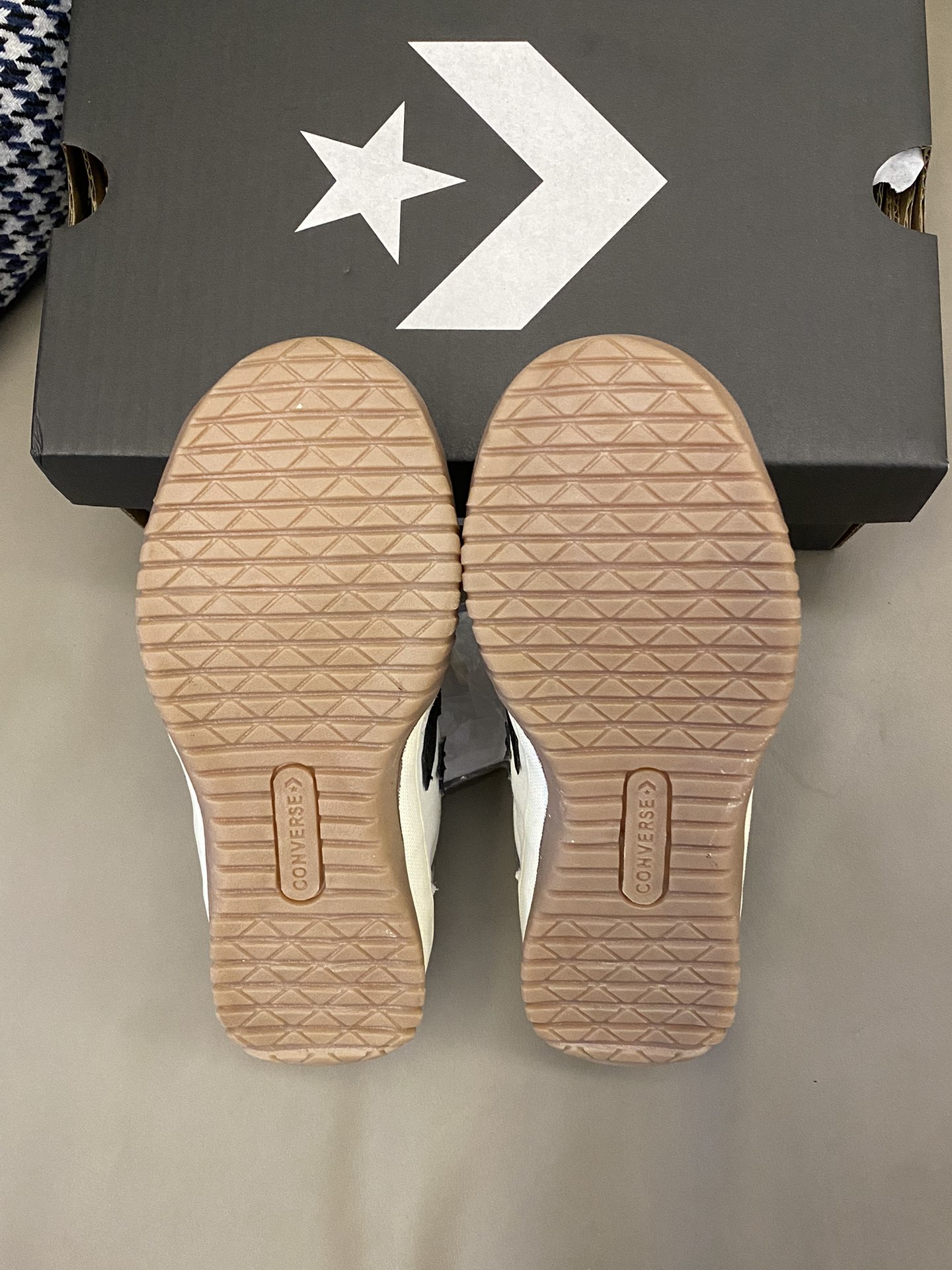 图片[9]-原图直出🌟 采用麂皮材质，手感柔软，透气性好💨穿着舒适👻而且耐磨耐脏✔️系带设计简约而不简单，可自由调节松紧穿脱方-选品中心