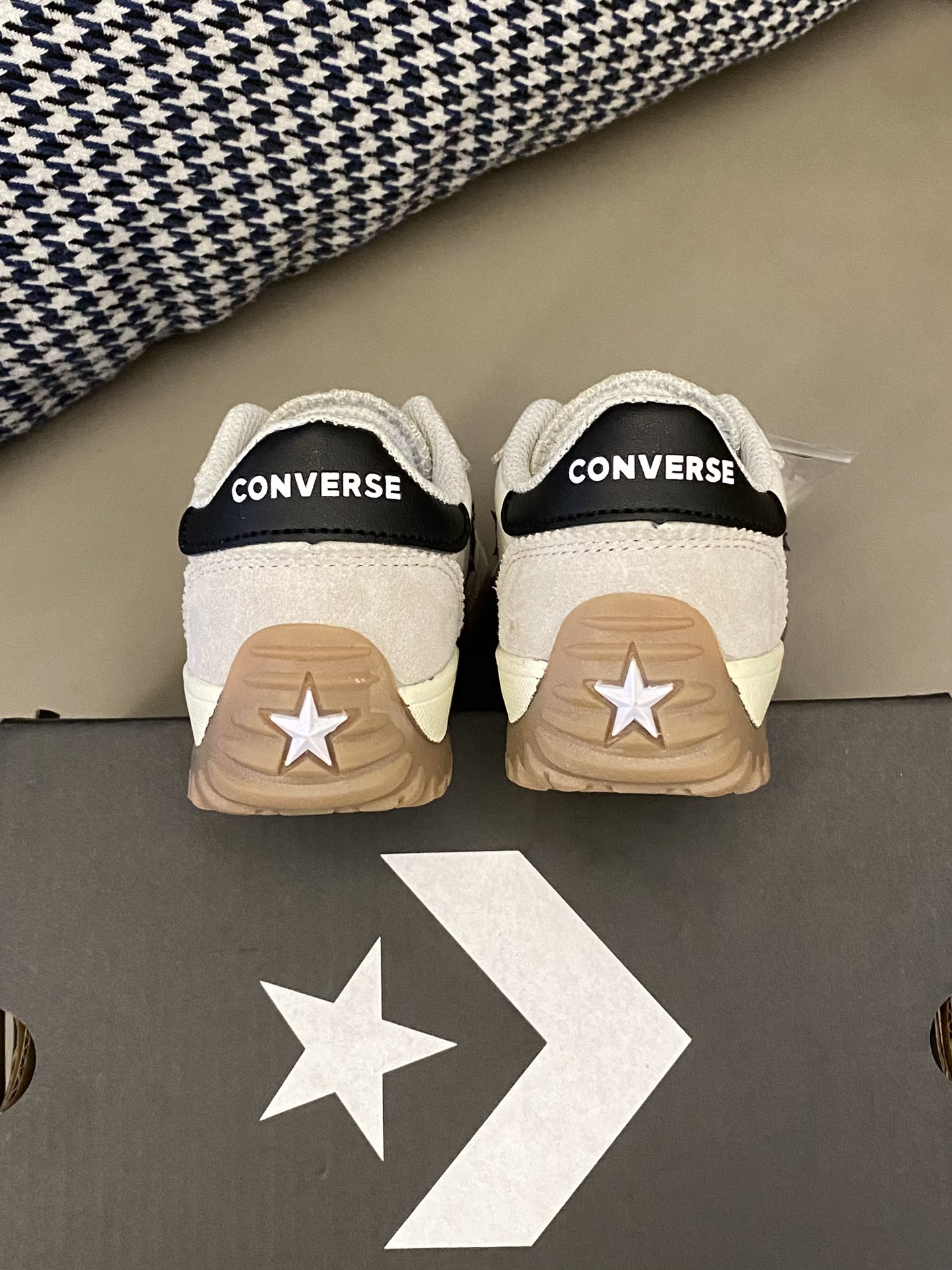 图片[4]-原图直出🌟 采用麂皮材质，手感柔软，透气性好💨穿着舒适👻而且耐磨耐脏✔️系带设计简约而不简单，可自由调节松紧穿脱方-选品中心