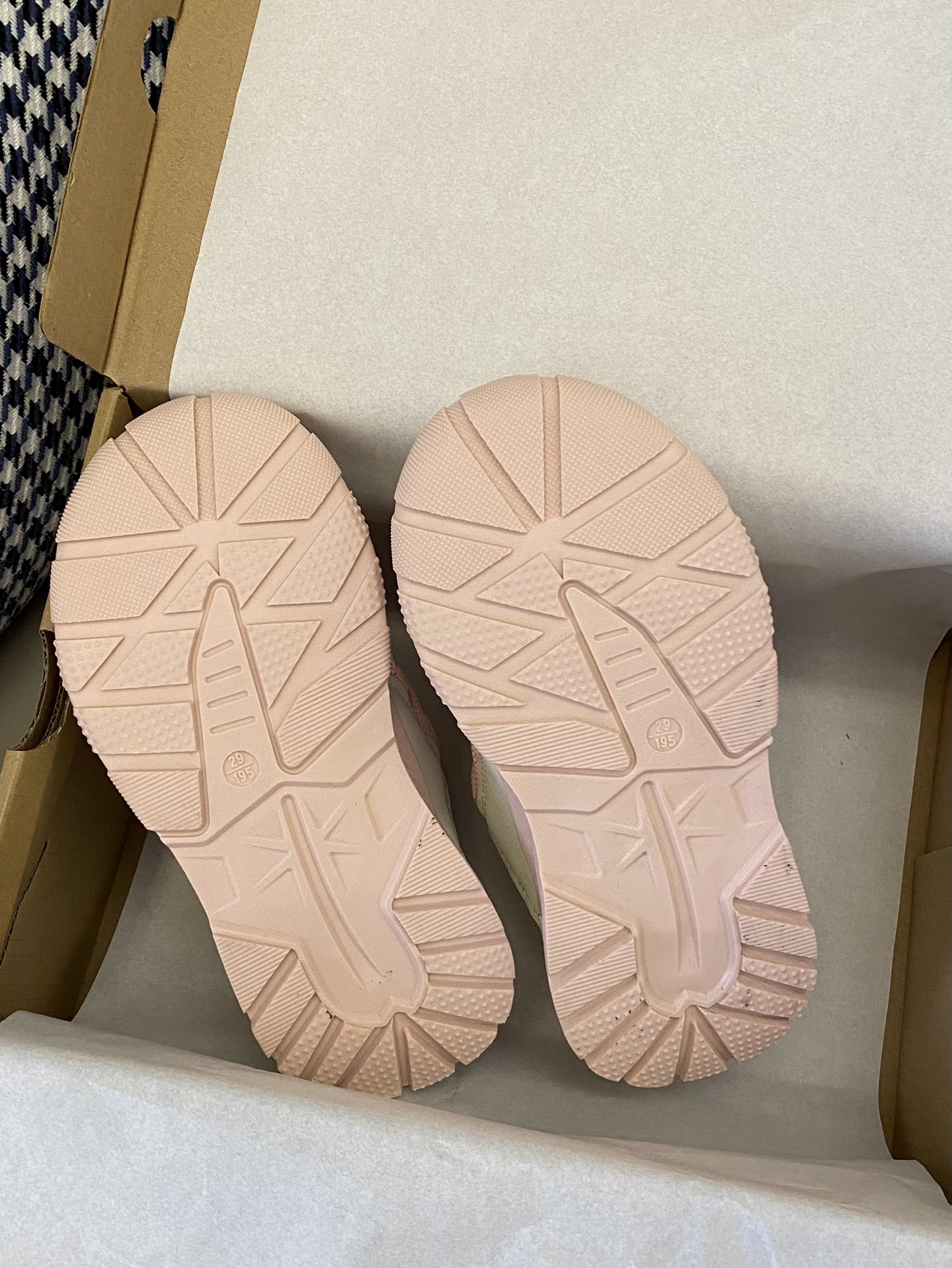 图片[9]-~ 原图直出🌟 鞋身轻便上脚舒适🤩旋转扣设计，再也不用担心系鞋带啦🫣鞋底轻量耐磨，行走无负担✅-选品中心