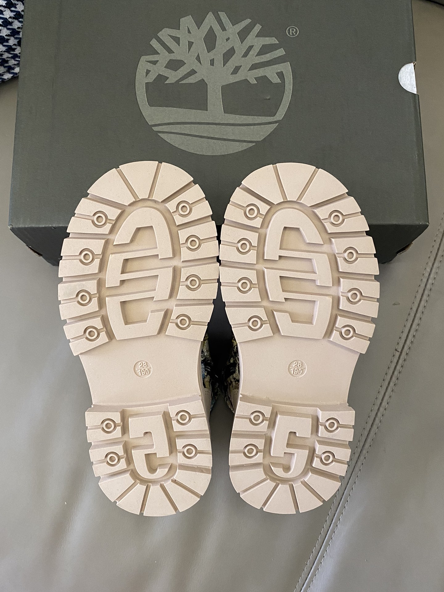 图片[9]-原图直出🌟 马丁靴采用高帮设计，保暖又帅气😎顺滑的拉链设计，使宝贝轻松穿脱✅鞋侧小熊图案设计🐻可爱又潮流🤩内里保暖效果杠杠的，鞋底防滑耐磨👻-选品中心