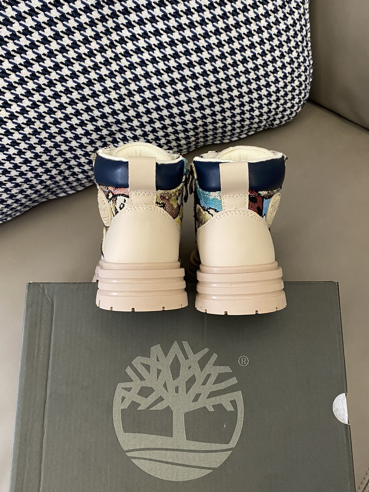 图片[7]-原图直出🌟 马丁靴采用高帮设计，保暖又帅气😎顺滑的拉链设计，使宝贝轻松穿脱✅鞋侧小熊图案设计🐻可爱又潮流🤩内里保暖效果杠杠的，鞋底防滑耐磨👻-选品中心