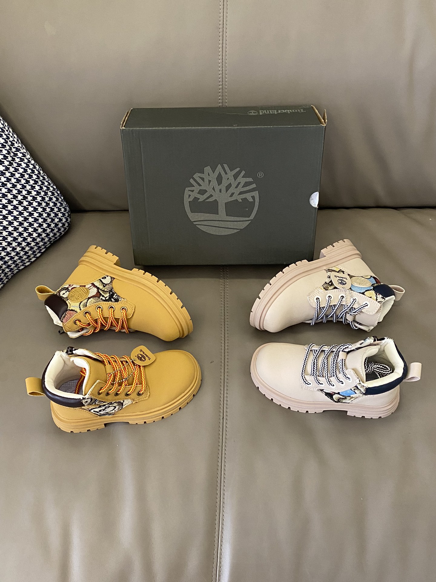 图片[8]-原图直出🌟 马丁靴采用高帮设计，保暖又帅气😎顺滑的拉链设计，使宝贝轻松穿脱✅鞋侧小熊图案设计🐻可爱又潮流🤩内里保暖效果杠杠的，鞋底防滑耐磨👻-选品中心