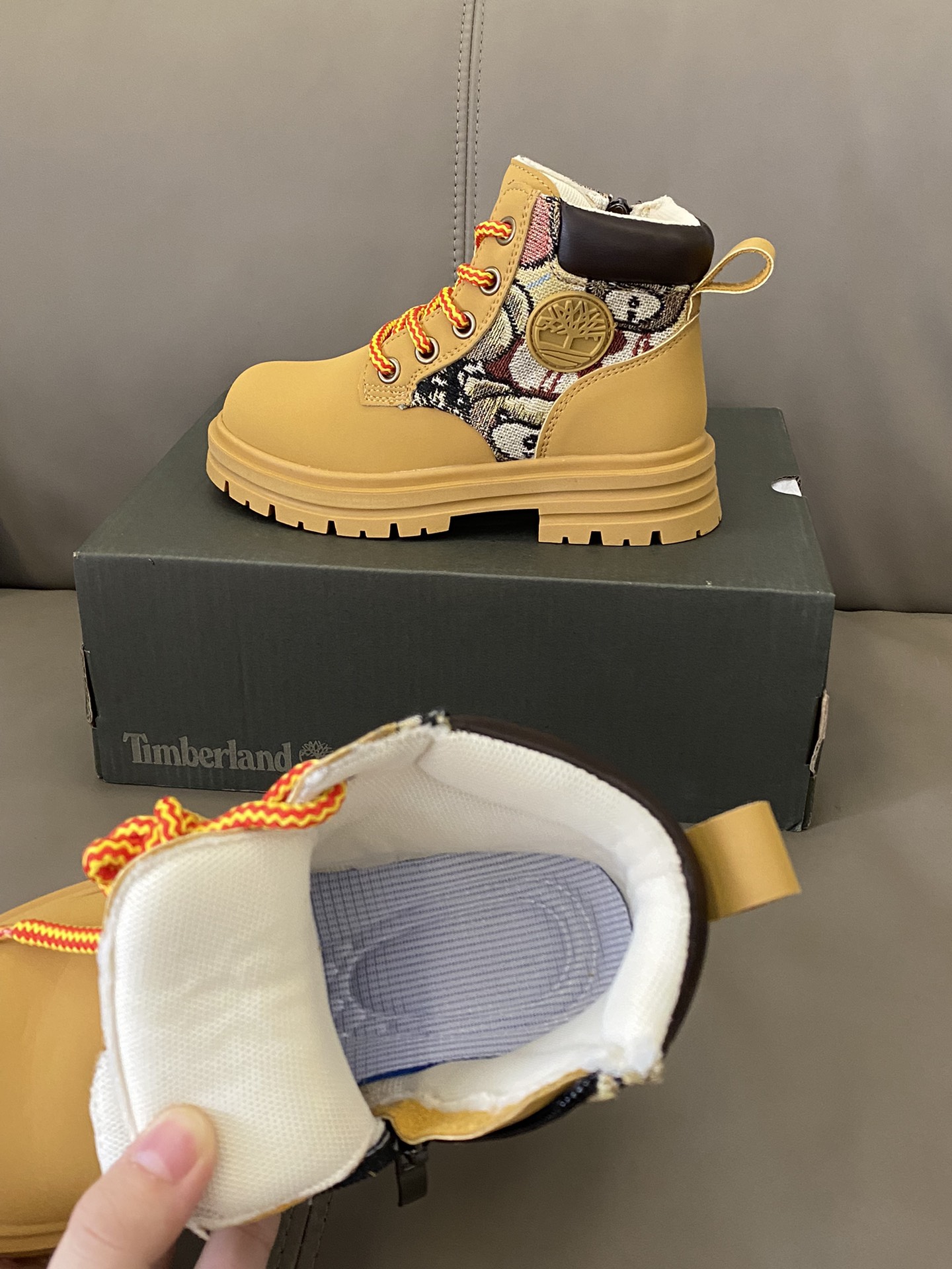 图片[6]-原图直出🌟 马丁靴采用高帮设计，保暖又帅气😎顺滑的拉链设计，使宝贝轻松穿脱✅鞋侧小熊图案设计🐻可爱又潮流🤩内里保暖效果杠杠的，鞋底防滑耐磨👻-选品中心