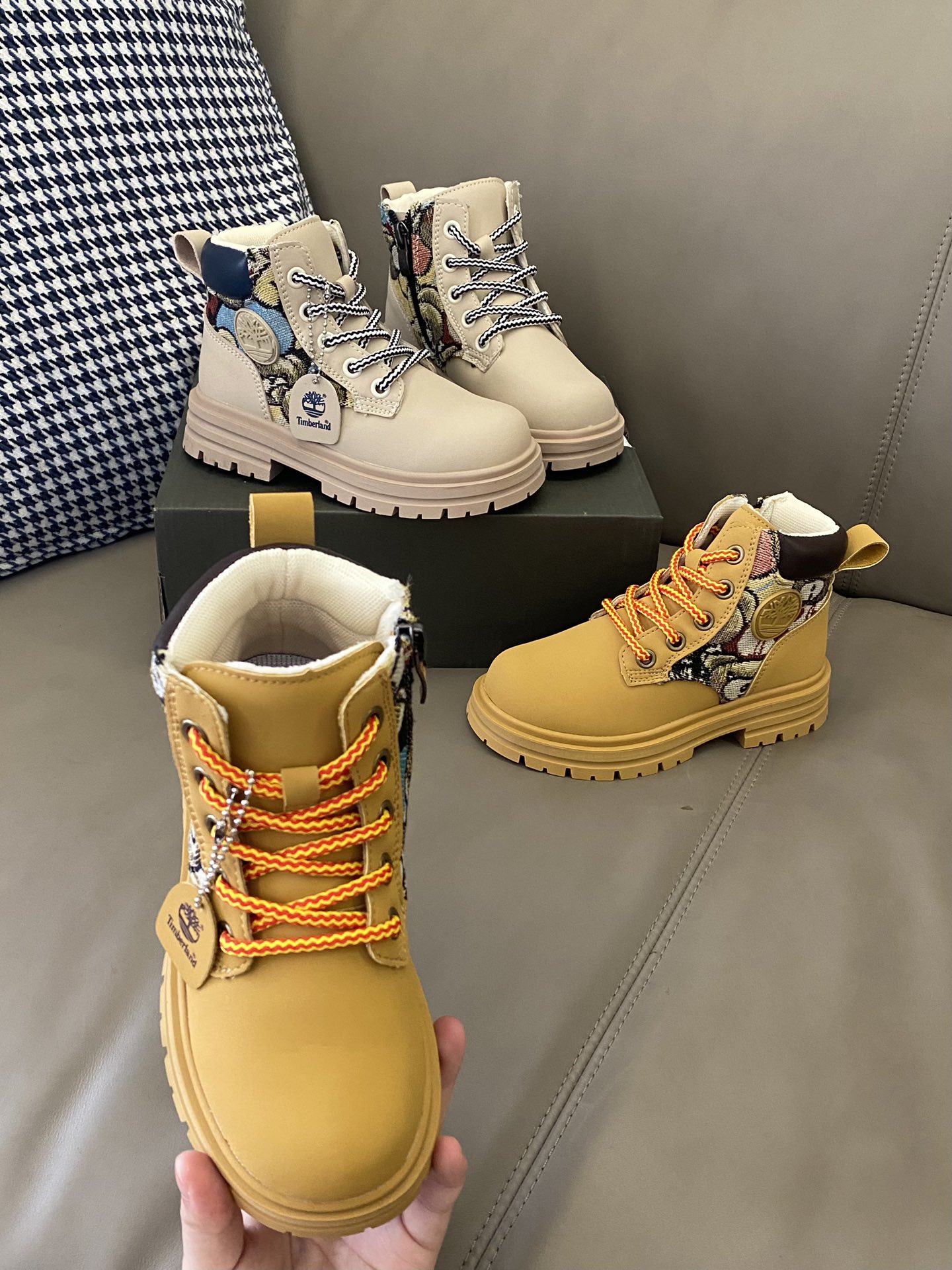 原图直出🌟 马丁靴采用高帮设计，保暖又帅气😎顺滑的拉链设计，使宝贝轻松穿脱✅鞋侧小熊图案设计🐻可爱又潮流🤩内里保暖效果杠杠的，鞋底防滑耐磨👻-选品中心