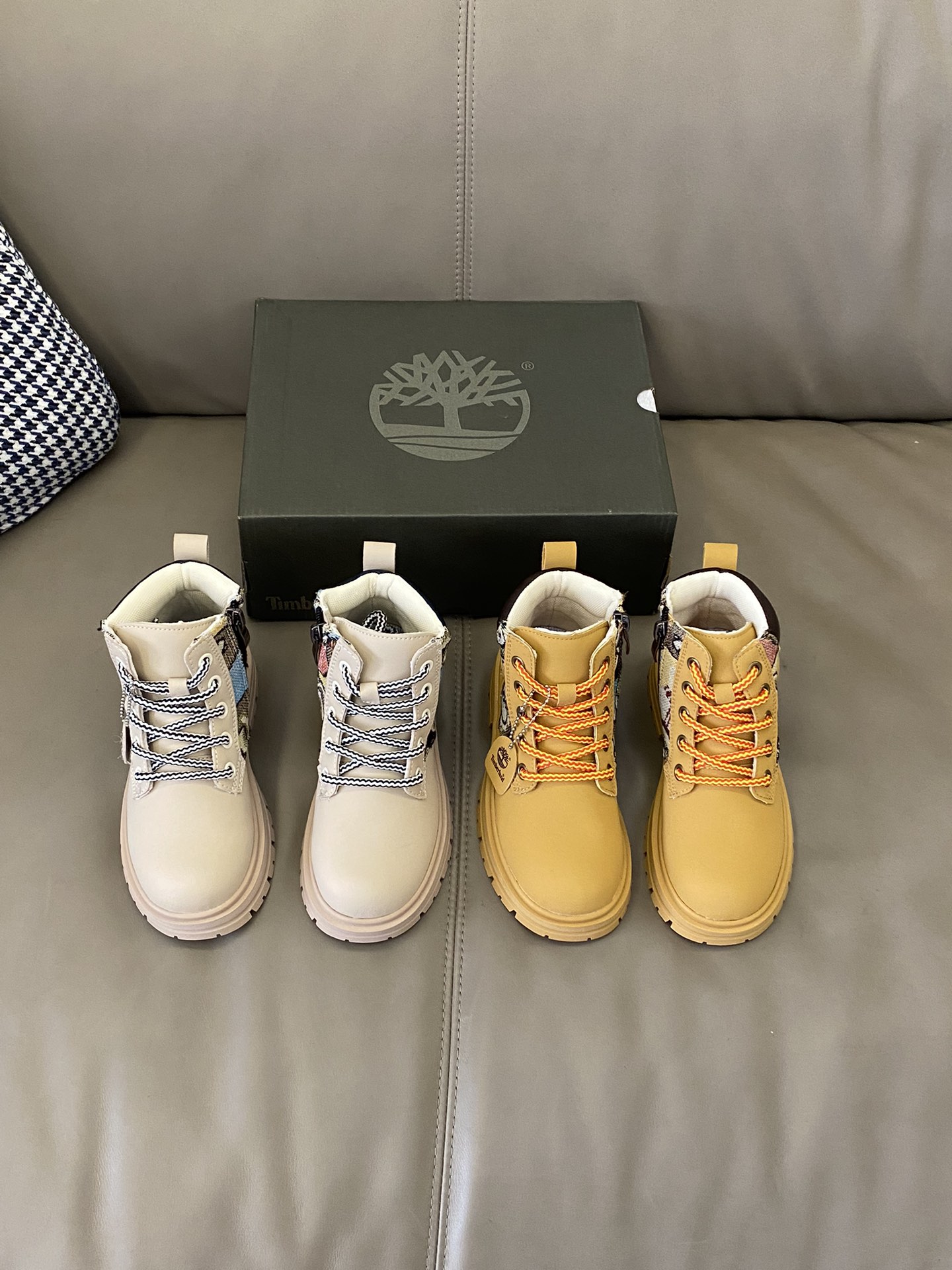 图片[5]-原图直出🌟 马丁靴采用高帮设计，保暖又帅气😎顺滑的拉链设计，使宝贝轻松穿脱✅鞋侧小熊图案设计🐻可爱又潮流🤩内里保暖效果杠杠的，鞋底防滑耐磨👻-选品中心