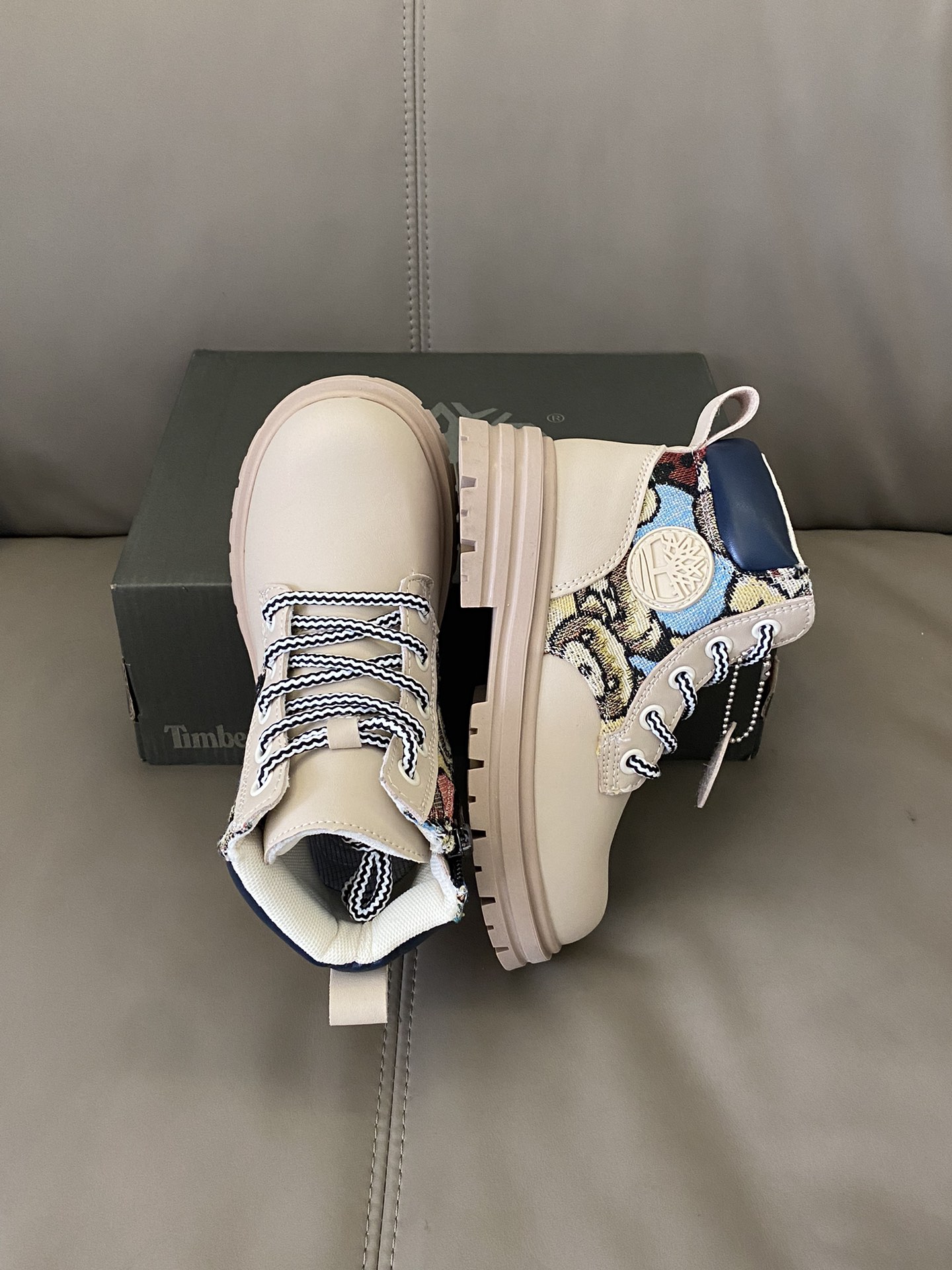 图片[2]-原图直出🌟 马丁靴采用高帮设计，保暖又帅气😎顺滑的拉链设计，使宝贝轻松穿脱✅鞋侧小熊图案设计🐻可爱又潮流🤩内里保暖效果杠杠的，鞋底防滑耐磨👻-选品中心