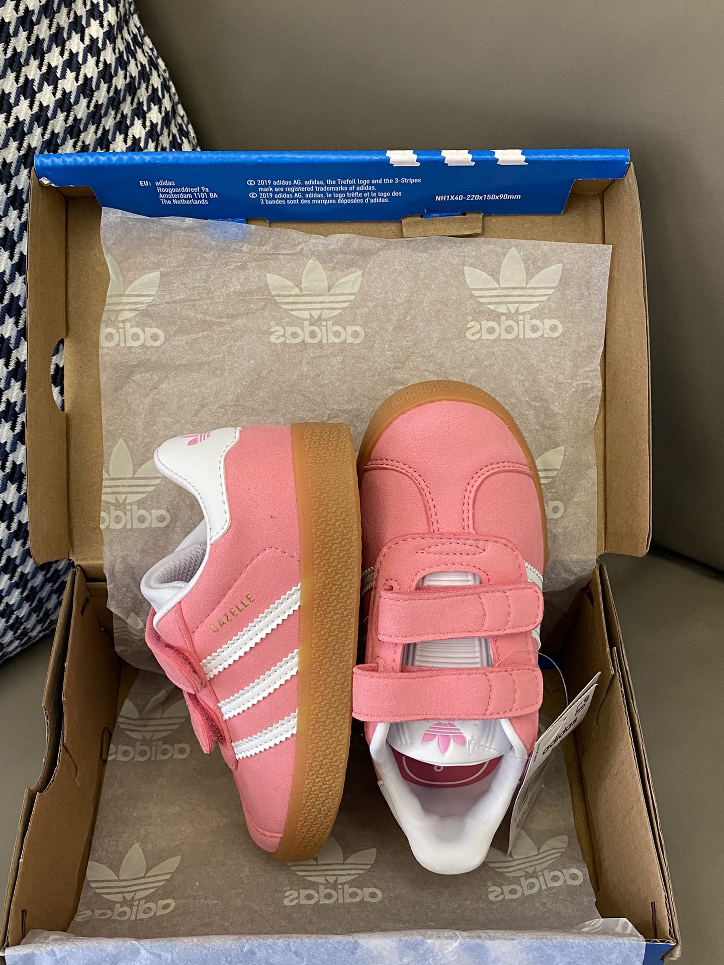 图片[2]-原图直出🌟 鞋面采用麂皮材质，魔术贴设计更是仅上添花🥰家长再也不用担心宝贝无法掌控鞋带的难题啦🤩鞋底防滑耐磨，抓地力强👍🏻-选品中心