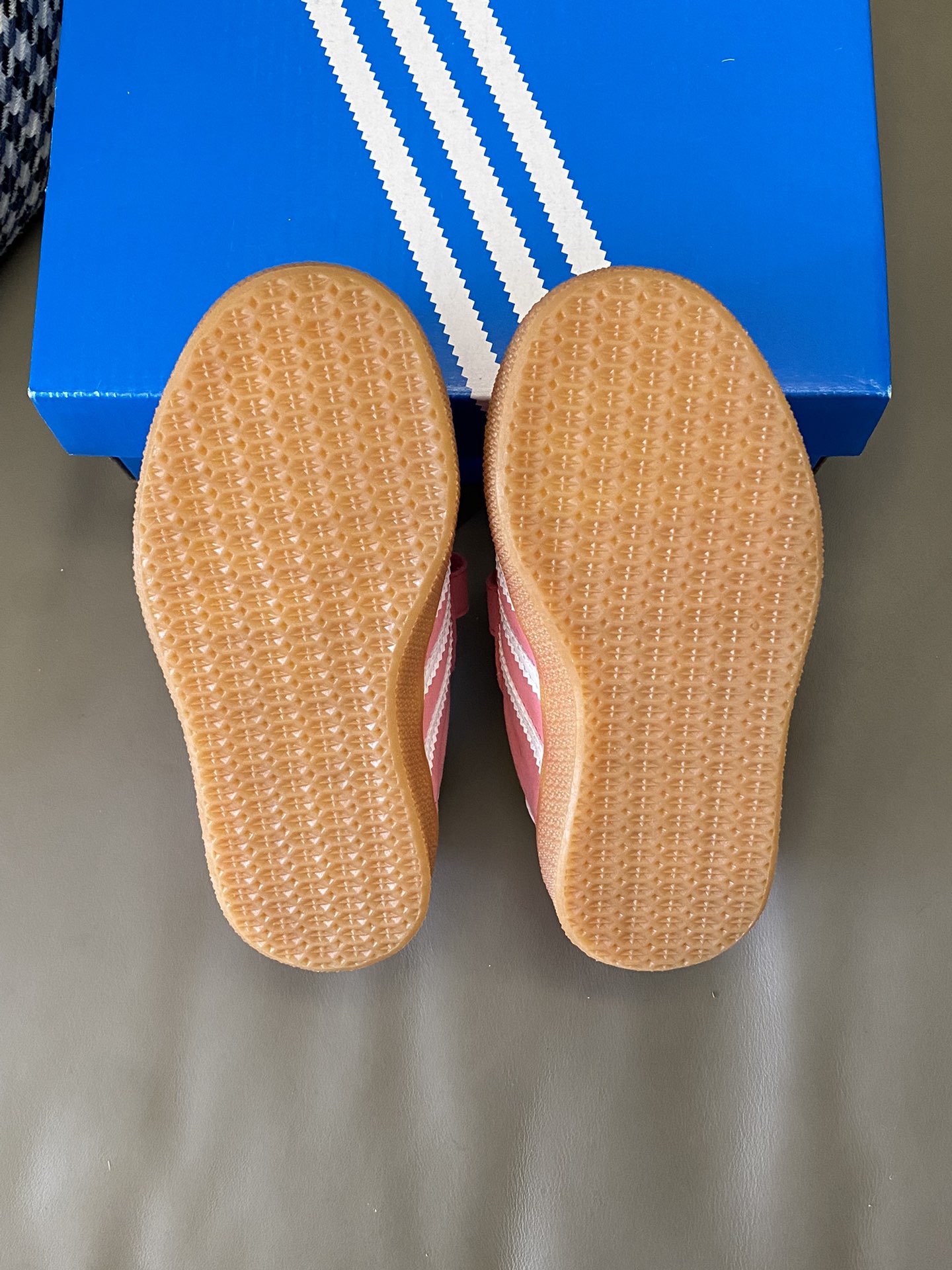 图片[9]-原图直出🌟 鞋面采用麂皮材质，魔术贴设计更是仅上添花🥰家长再也不用担心宝贝无法掌控鞋带的难题啦🤩鞋底防滑耐磨，抓地力强👍🏻-选品中心