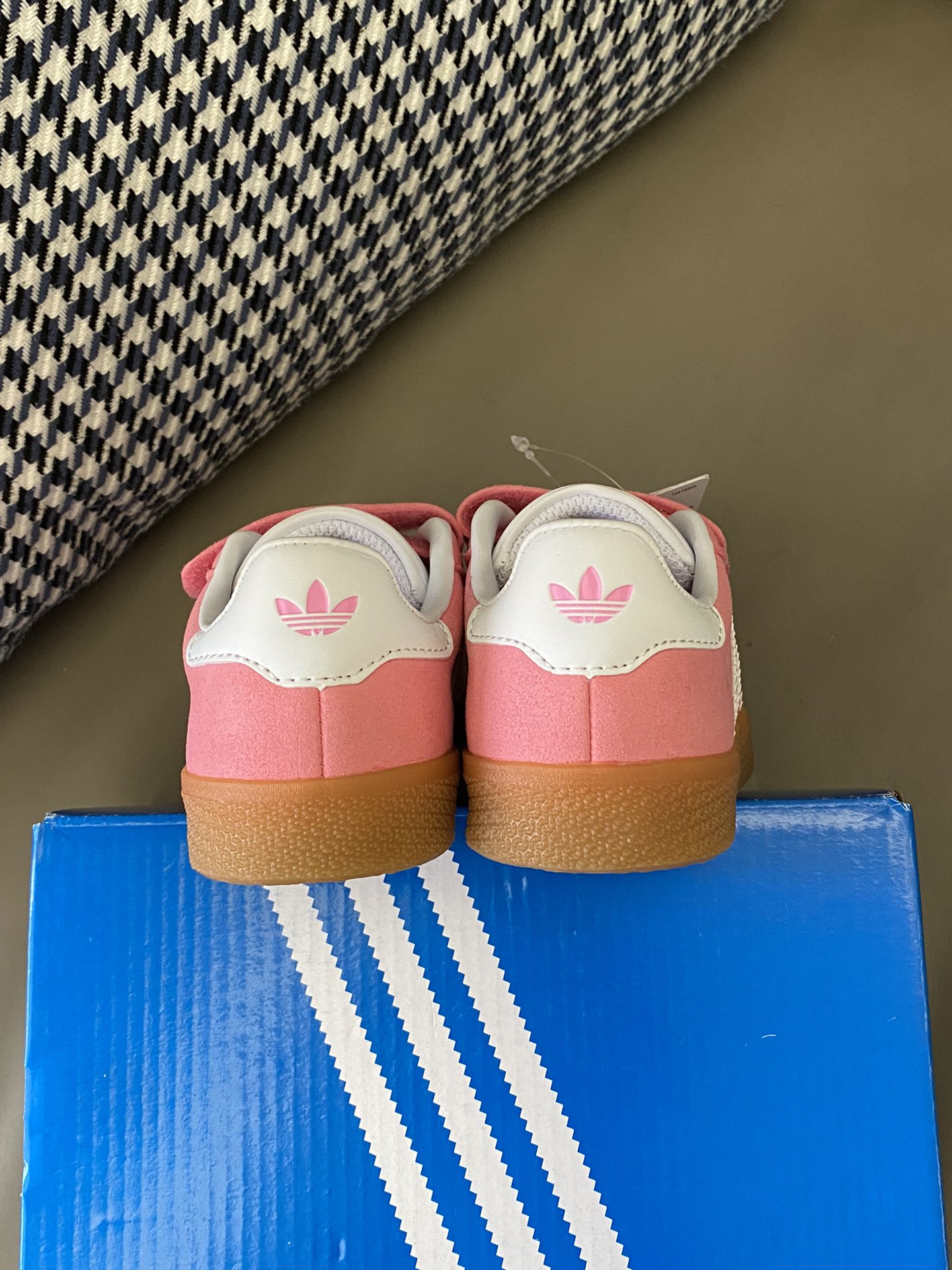 图片[7]-原图直出🌟 鞋面采用麂皮材质，魔术贴设计更是仅上添花🥰家长再也不用担心宝贝无法掌控鞋带的难题啦🤩鞋底防滑耐磨，抓地力强👍🏻-选品中心