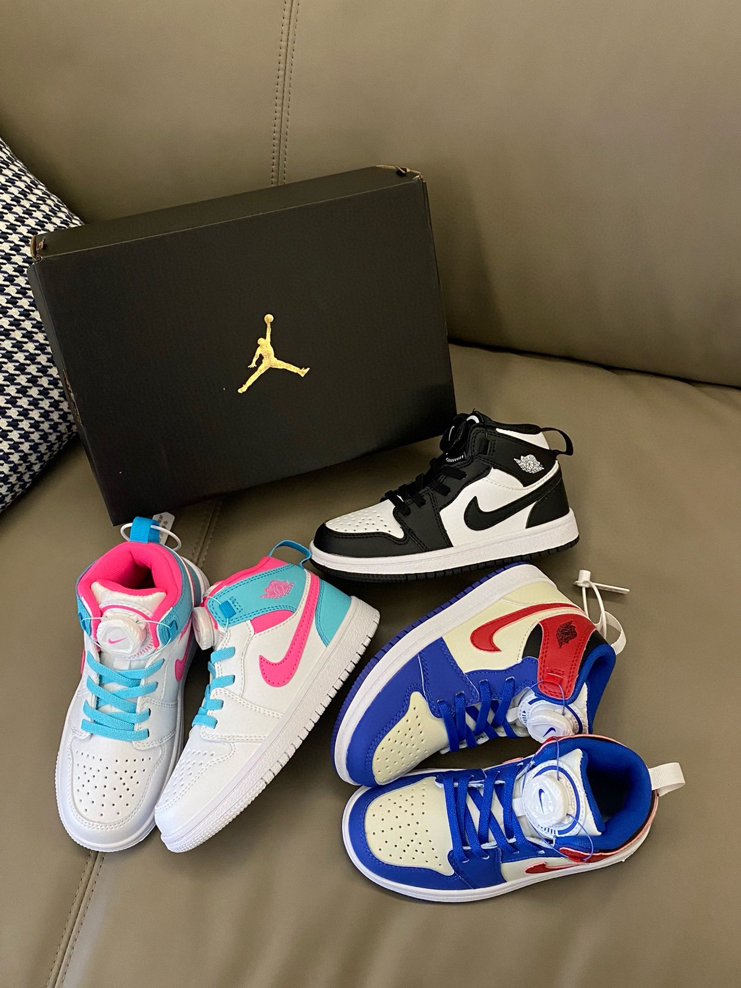 图片[9]-高品质口碑款童鞋下单备注：A锥 1 中帮旋转扣童鞋 尺码：22-37 ，补齐！现货发 📣📣不同品牌，不同系列的鞋子，鞋码存在差异 所以一定要量一下宝宝脚长 根据宝宝脚长+1～1.5cm选择相对应内长-选品中心