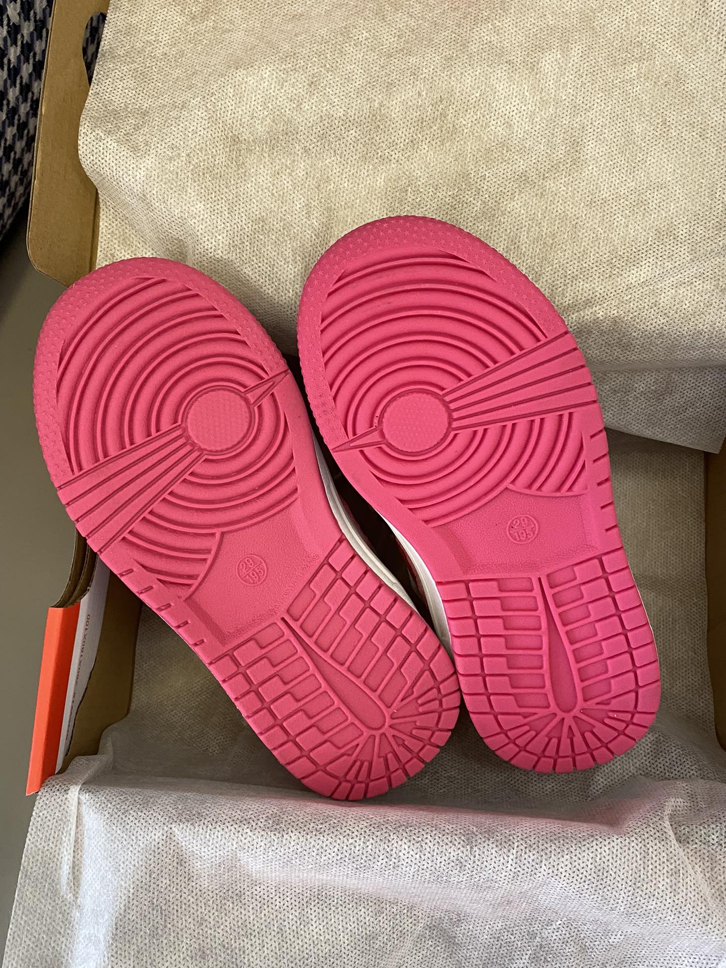 图片[9]-原图直出🌟 巨燃巨炸巨好穿的运动鞋来咯 实穿性与高颜值并存的一款😍可调节松紧搭配加大开口，穿脱超级方便✅柔韧灵活橡胶鞋底结合泡绵鞋底行走自如🥳-选品中心