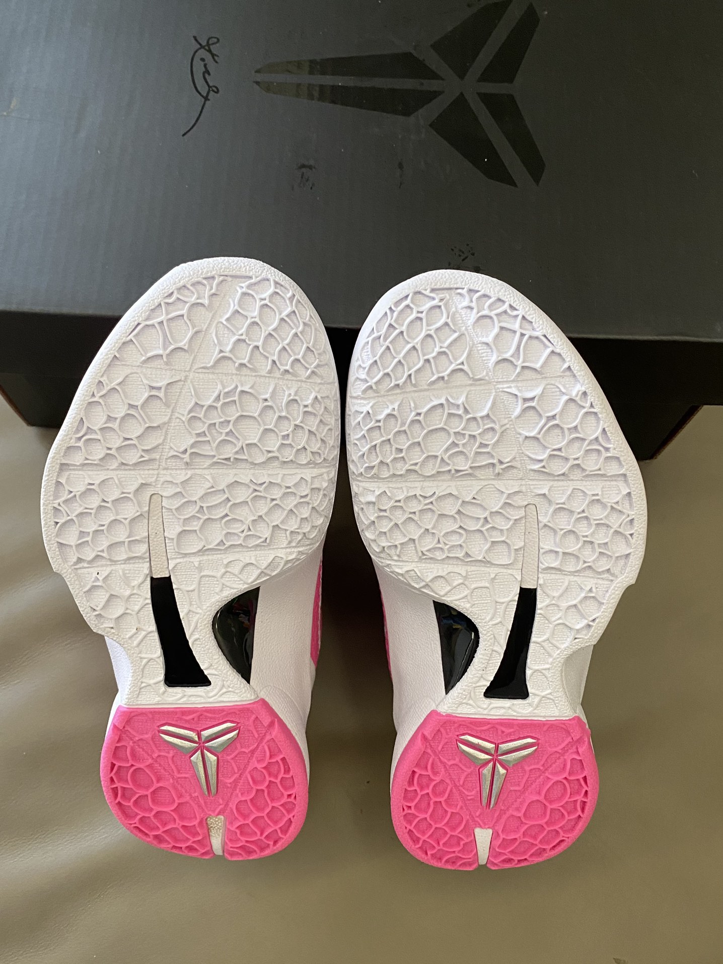 图片[9]-原图直出🌟 采用系带设计可自由调节松紧🤩后跟环绕下PU，足弓处的碳板以及恰到好处的防侧翻角，支撑性非常好👍🏻鞋底防滑耐磨✔️-选品中心