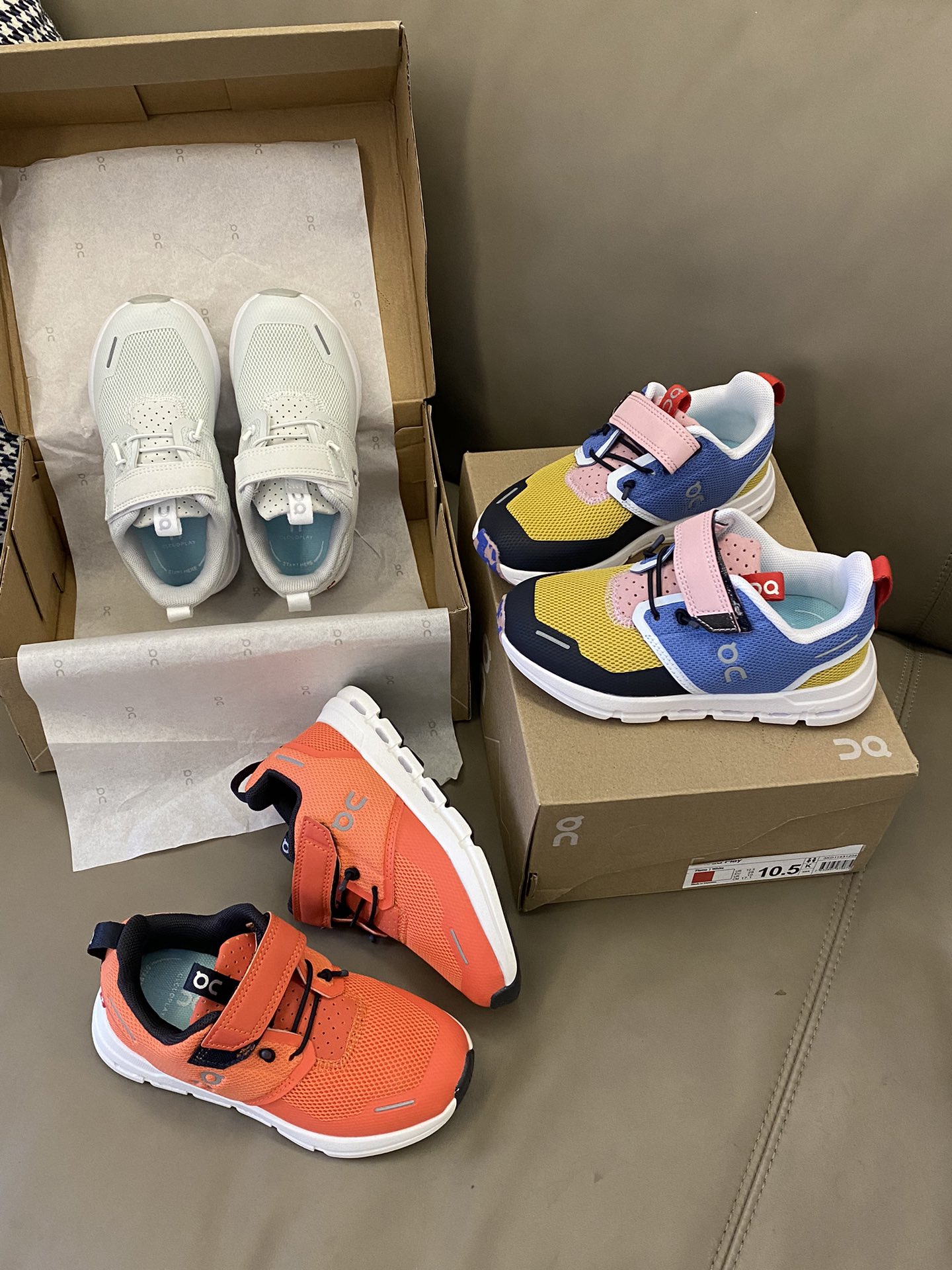 原图直出🌟 昂跑运动鞋鞋面采用了轻量柔韧的鞋身，满足了宝贝大幅度的运动需求😻魔术贴+松紧带设计，让宝贝穿脱更方便-选品中心