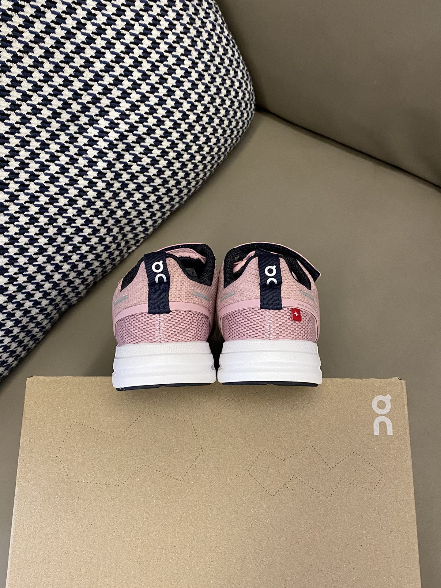 图片[7]-原图直出🌟 昂跑运动鞋鞋面采用了轻量柔韧的鞋身，满足了宝贝大幅度的运动需求😻魔术贴+松紧带设计，让宝贝穿脱更方便-选品中心