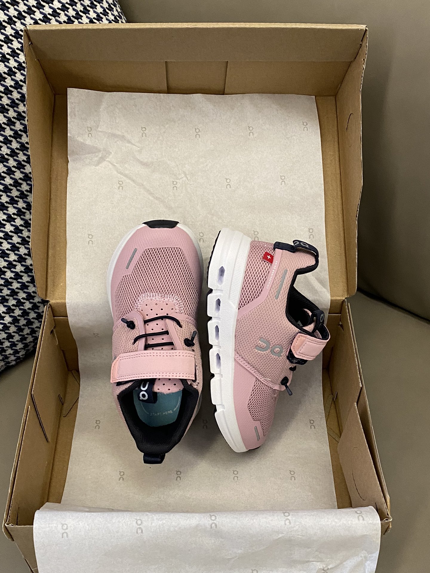 图片[5]-原图直出🌟 昂跑运动鞋鞋面采用了轻量柔韧的鞋身，满足了宝贝大幅度的运动需求😻魔术贴+松紧带设计，让宝贝穿脱更方便-选品中心