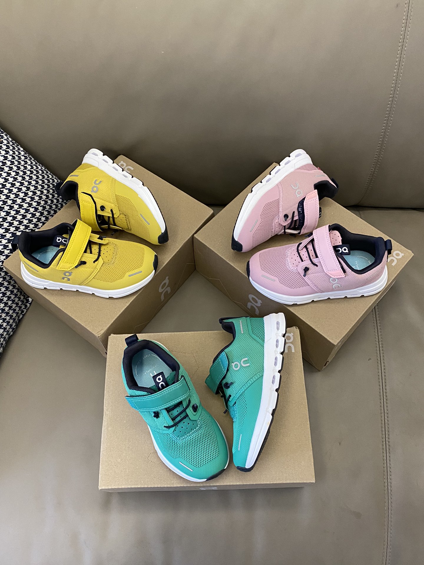 图片[2]-原图直出🌟 昂跑运动鞋鞋面采用了轻量柔韧的鞋身，满足了宝贝大幅度的运动需求😻魔术贴+松紧带设计，让宝贝穿脱更方便-选品中心