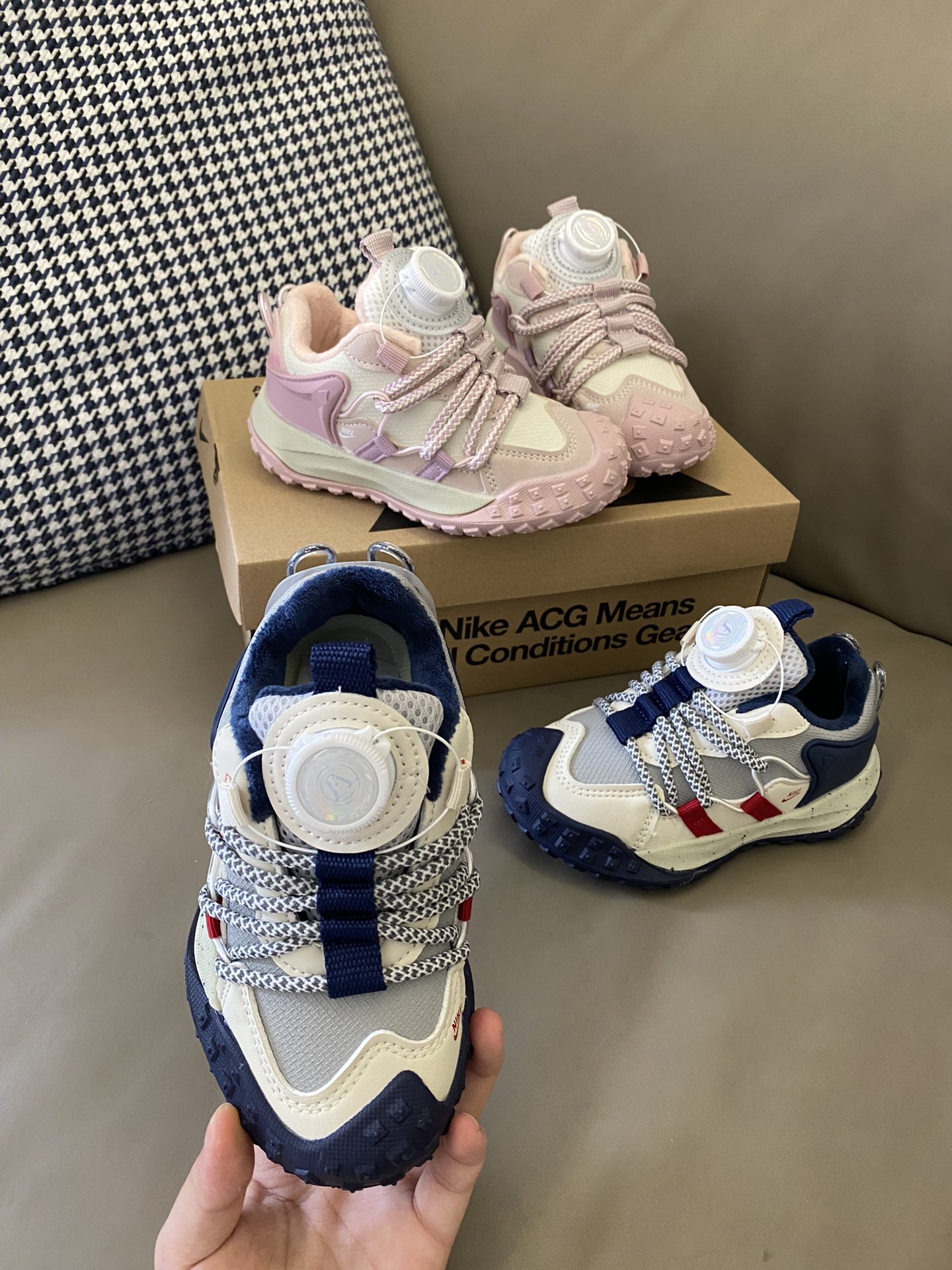 图片[4]-原图直出🌟 纽扣鞋真的是第一双和第N双吖😍旋转扣设计，方便宝贝穿脱✅内里加绒，非常保暖舒适🤔轮胎底防滑耐磨✌🏻这双登山纽扣鞋直接封神🤭JR84-选品中心