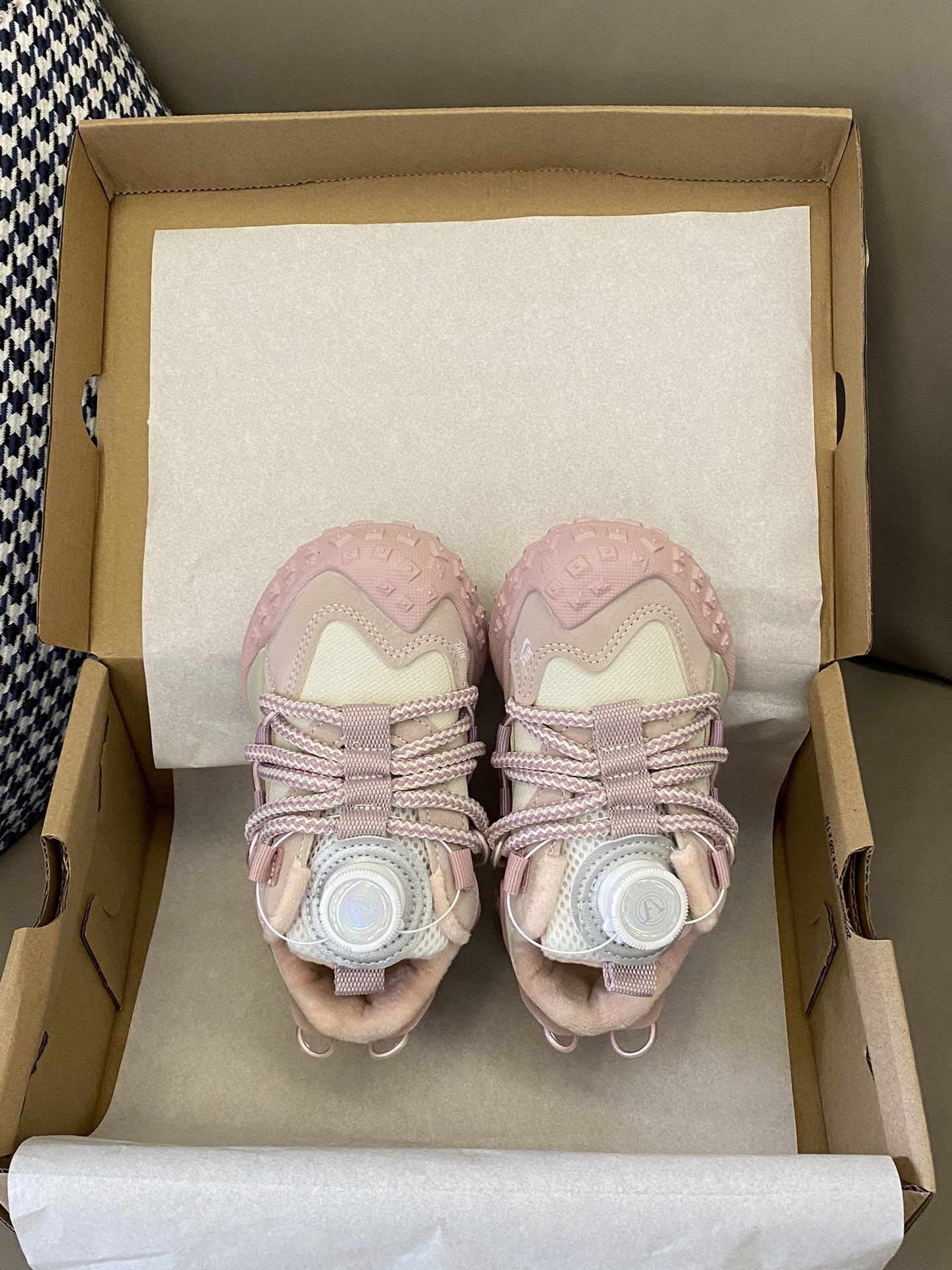 图片[2]-原图直出🌟 纽扣鞋真的是第一双和第N双吖😍旋转扣设计，方便宝贝穿脱✅内里加绒，非常保暖舒适🤔轮胎底防滑耐磨✌🏻这双登山纽扣鞋直接封神🤭JR84-选品中心