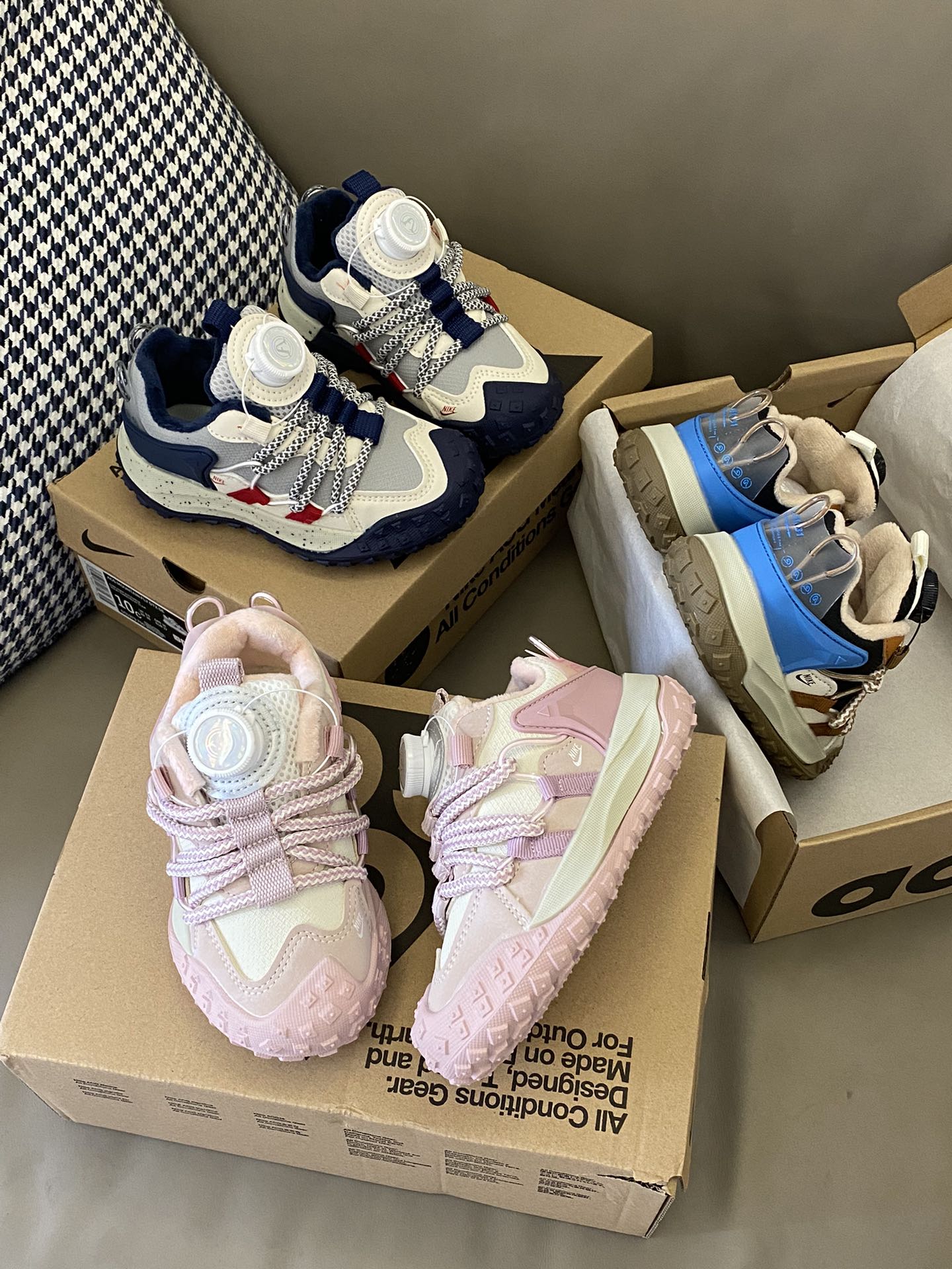 原图直出🌟 纽扣鞋真的是第一双和第N双吖😍旋转扣设计，方便宝贝穿脱✅内里加绒，非常保暖舒适🤔轮胎底防滑耐磨✌🏻这双登山纽扣鞋直接封神🤭JR84-选品中心