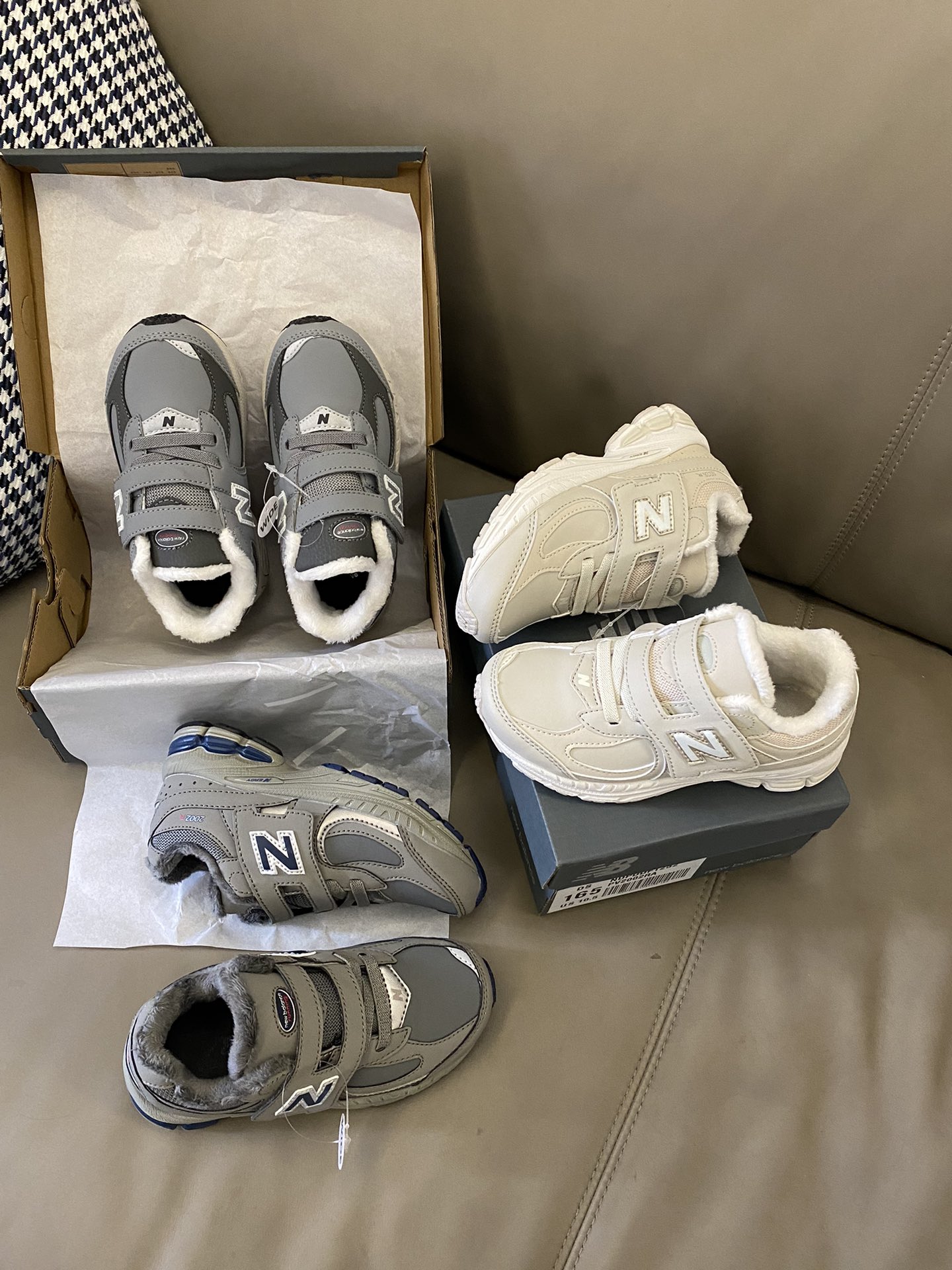 原图直出⭐️ 鞋面包裹性好👌🏻延展性强🆒内里加绒舒适保暖🤩魔术贴设计解放双手👋🏻鞋底柔软有弹性👻脚感舒适，耐磨防滑✌🏻-选品中心