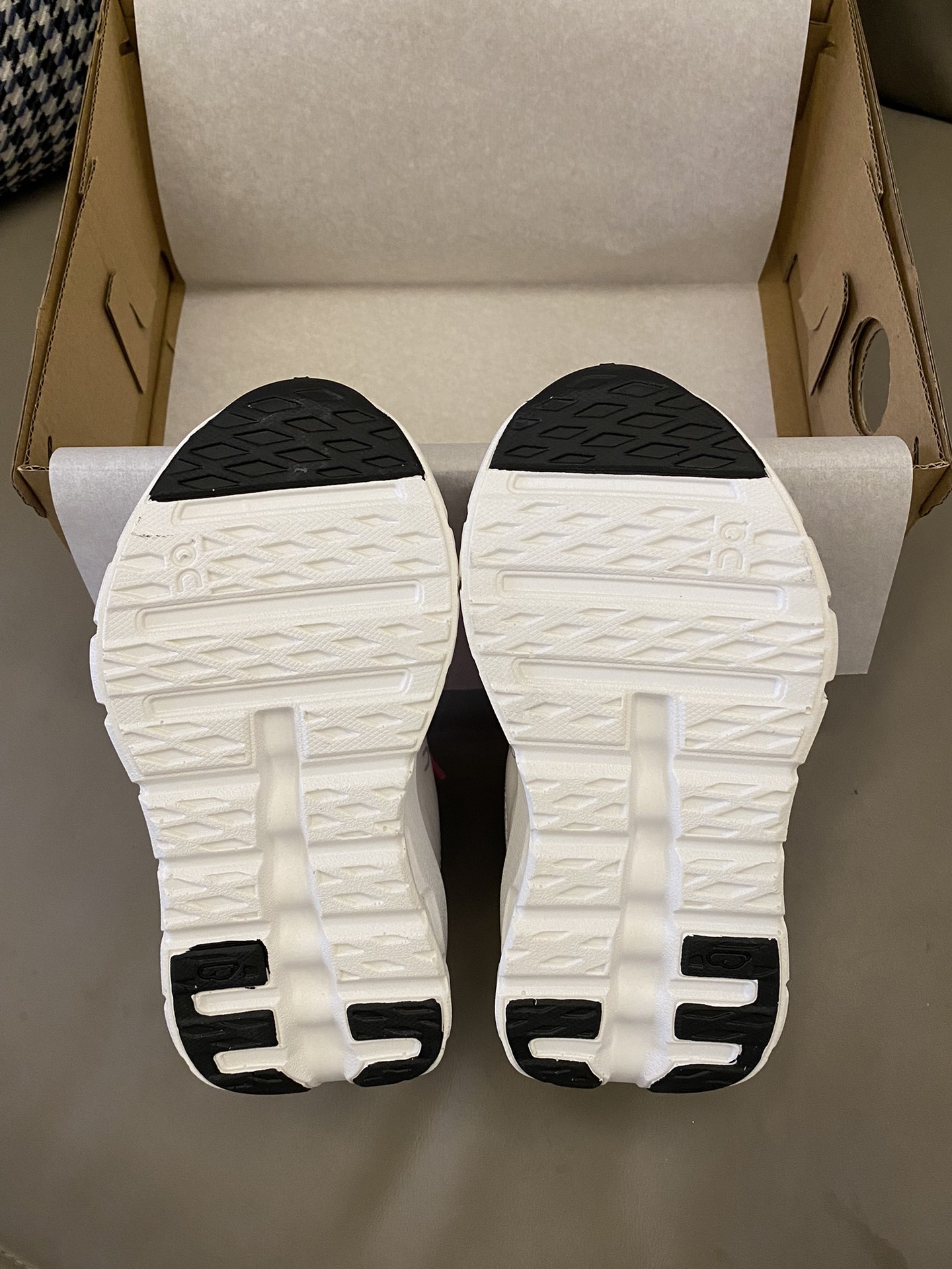 图片[9]-原图直出⭐️ 鞋面采用高性能网眼布和编织物组成的多层鞋面，透气又舒适🌬️ 松紧带设计穿脱方便✔️再也不用担心系鞋带啦🙌鞋底轻盈又高回弹力🤩脚感很舒服😌-选品中心