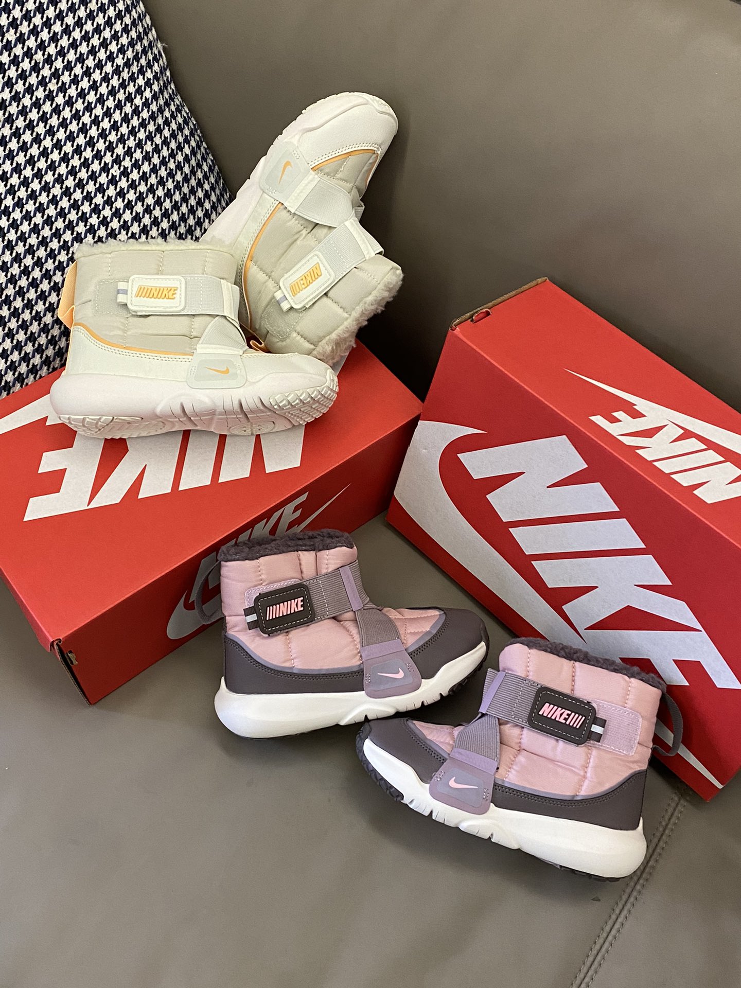 原图直出⭐️ 这款靴子鞋口超宽，小脚轻松滑入😎带子交叉设计确保安全贴好脚面🦶🏻这个冬天真的不能错过它😍羊羔绒的内里无敌舒适-选品中心