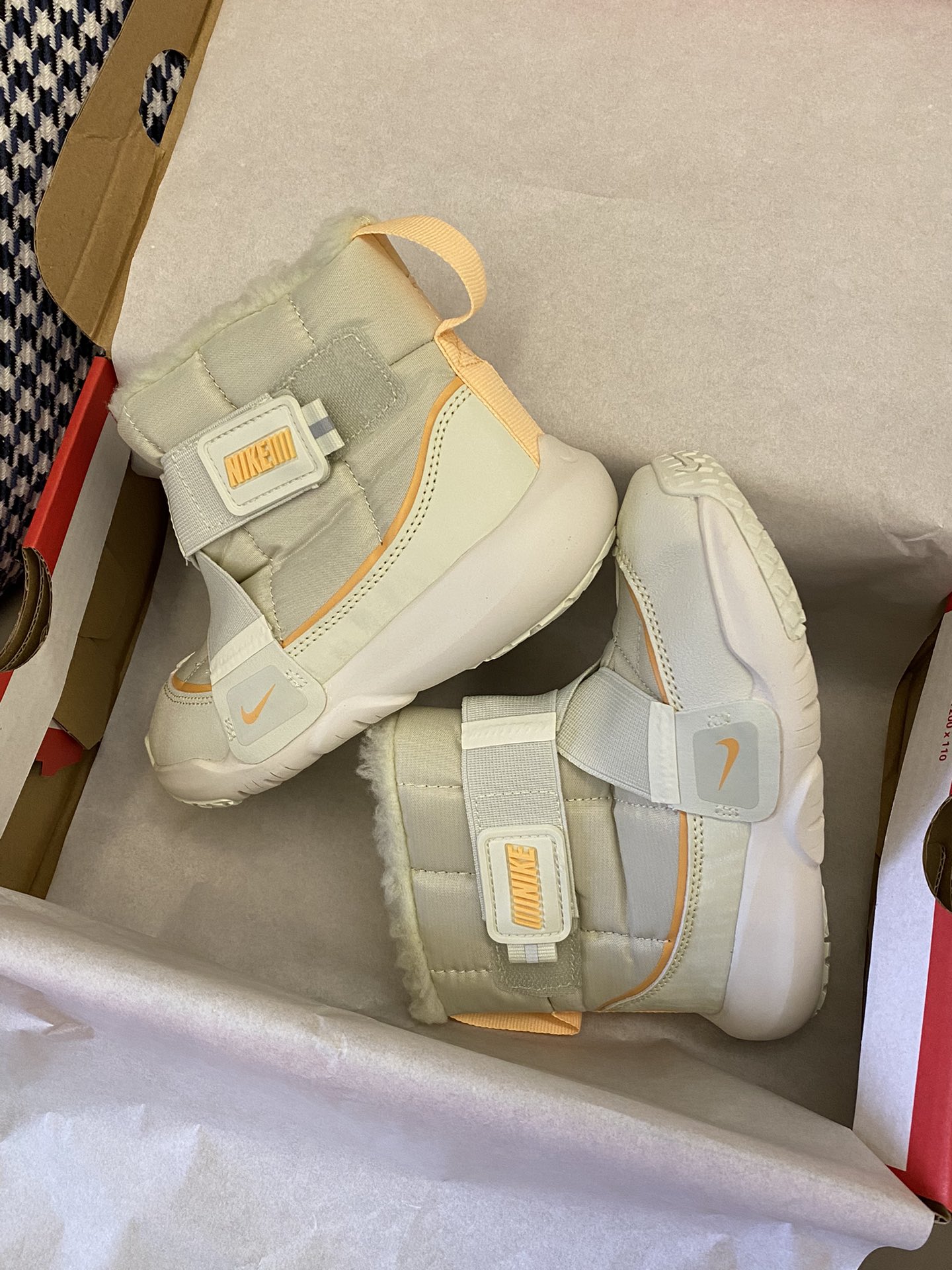 图片[5]-原图直出⭐️ 这款靴子鞋口超宽，小脚轻松滑入😎带子交叉设计确保安全贴好脚面🦶🏻这个冬天真的不能错过它😍羊羔绒的内里无敌舒适-选品中心