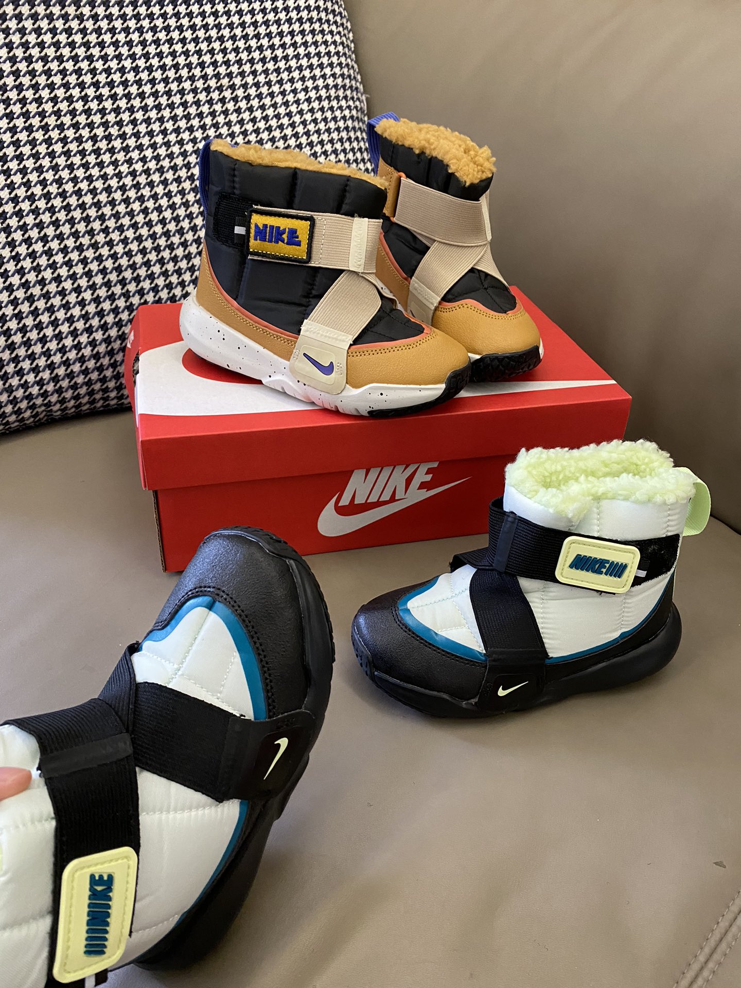 图片[4]-原图直出⭐️ 这款靴子鞋口超宽，小脚轻松滑入😎带子交叉设计确保安全贴好脚面🦶🏻这个冬天真的不能错过它😍羊羔绒的内里无敌舒适-选品中心