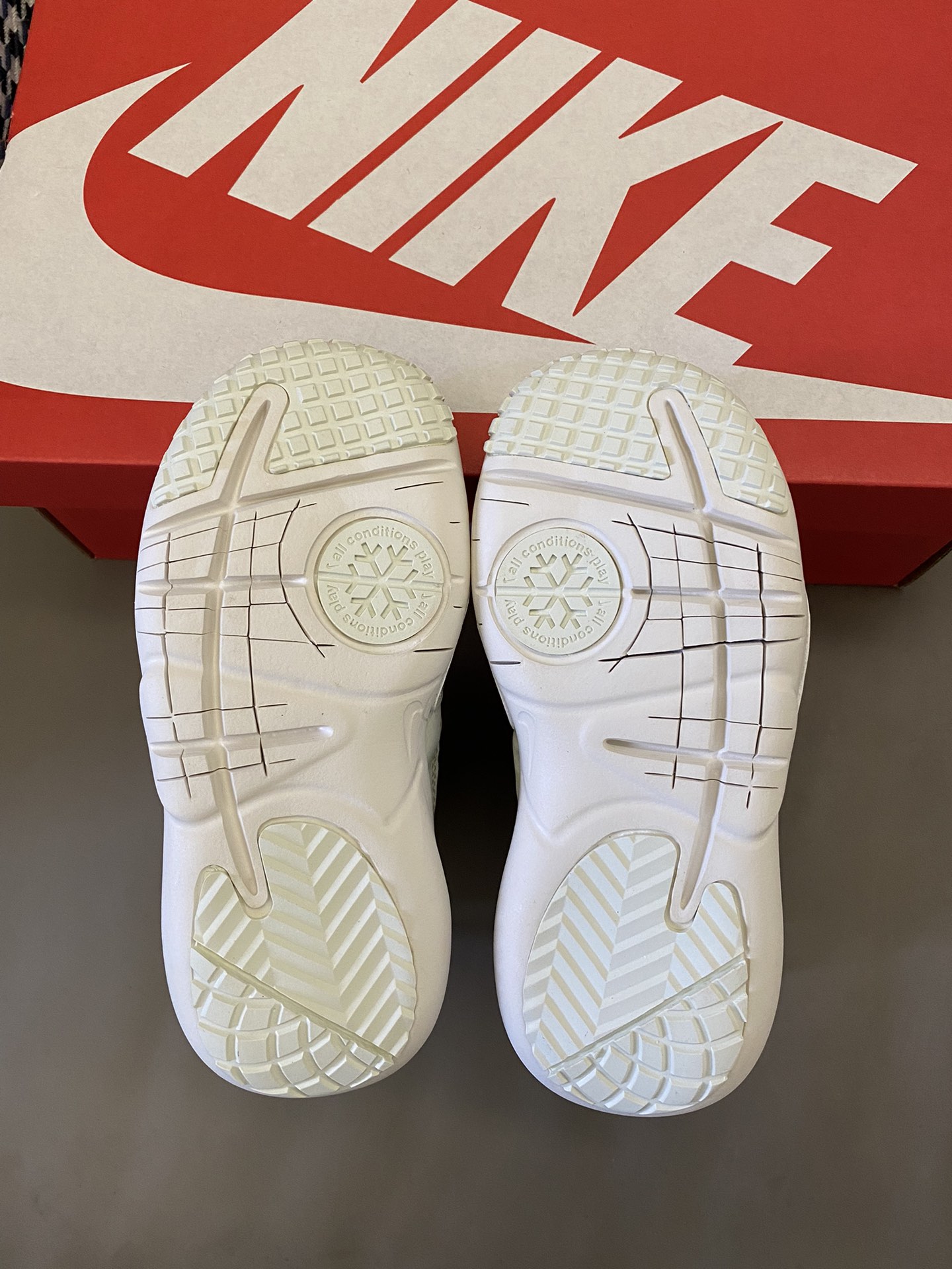 图片[9]-原图直出⭐️ 这款靴子鞋口超宽，小脚轻松滑入😎带子交叉设计确保安全贴好脚面🦶🏻这个冬天真的不能错过它😍羊羔绒的内里无敌舒适-选品中心