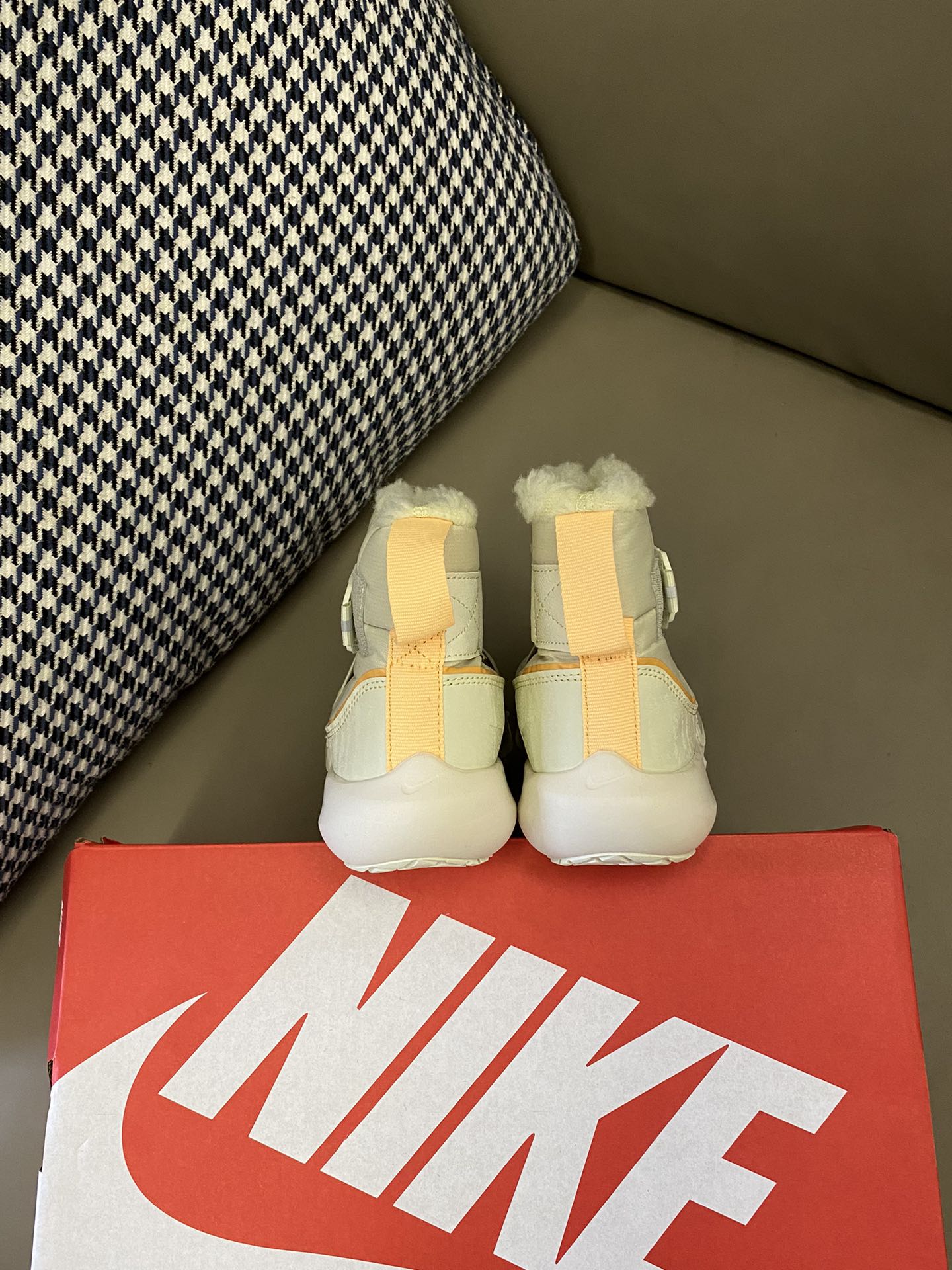 图片[7]-原图直出⭐️ 这款靴子鞋口超宽，小脚轻松滑入😎带子交叉设计确保安全贴好脚面🦶🏻这个冬天真的不能错过它😍羊羔绒的内里无敌舒适-选品中心