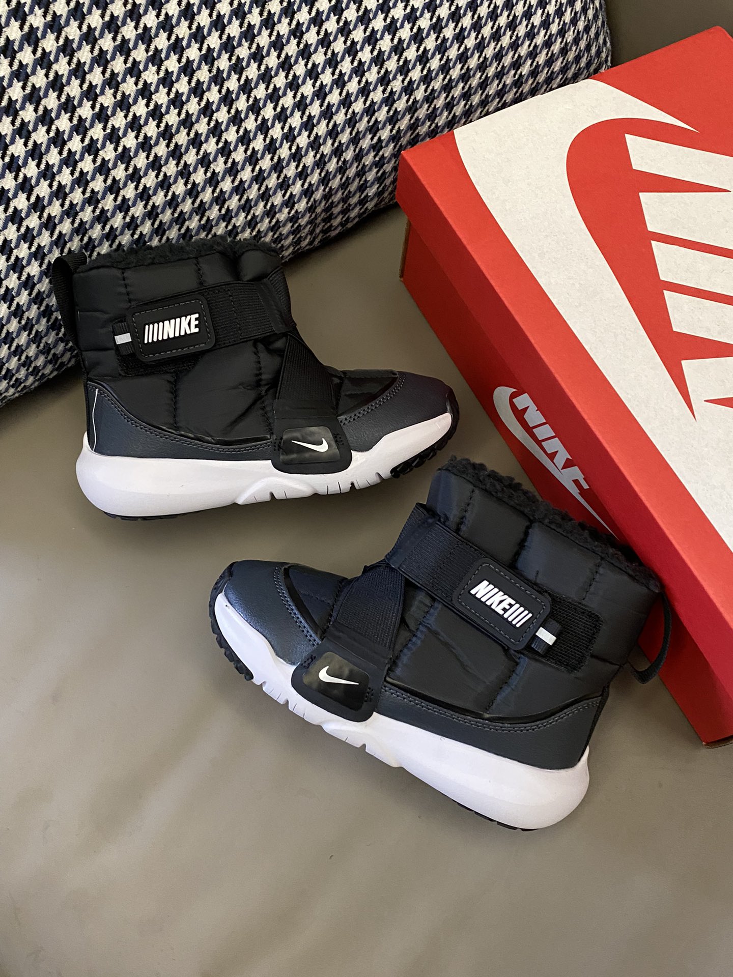 图片[2]-原图直出⭐️ 这款靴子鞋口超宽，小脚轻松滑入😎带子交叉设计确保安全贴好脚面🦶🏻这个冬天真的不能错过它😍羊羔绒的内里无敌舒适-选品中心