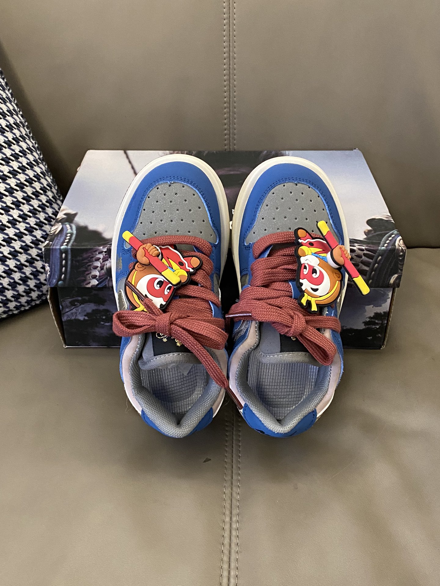 图片[2]-原图直出⭐️ 鞋面网孔设计清爽透气💨还有悟空挂件装饰也太爱了叭👻鞋身侧边还有多种的图案配饰，搭配在一起尊嘟好好看啊😍鞋底防滑耐磨抓地力强👍🏻-选品中心