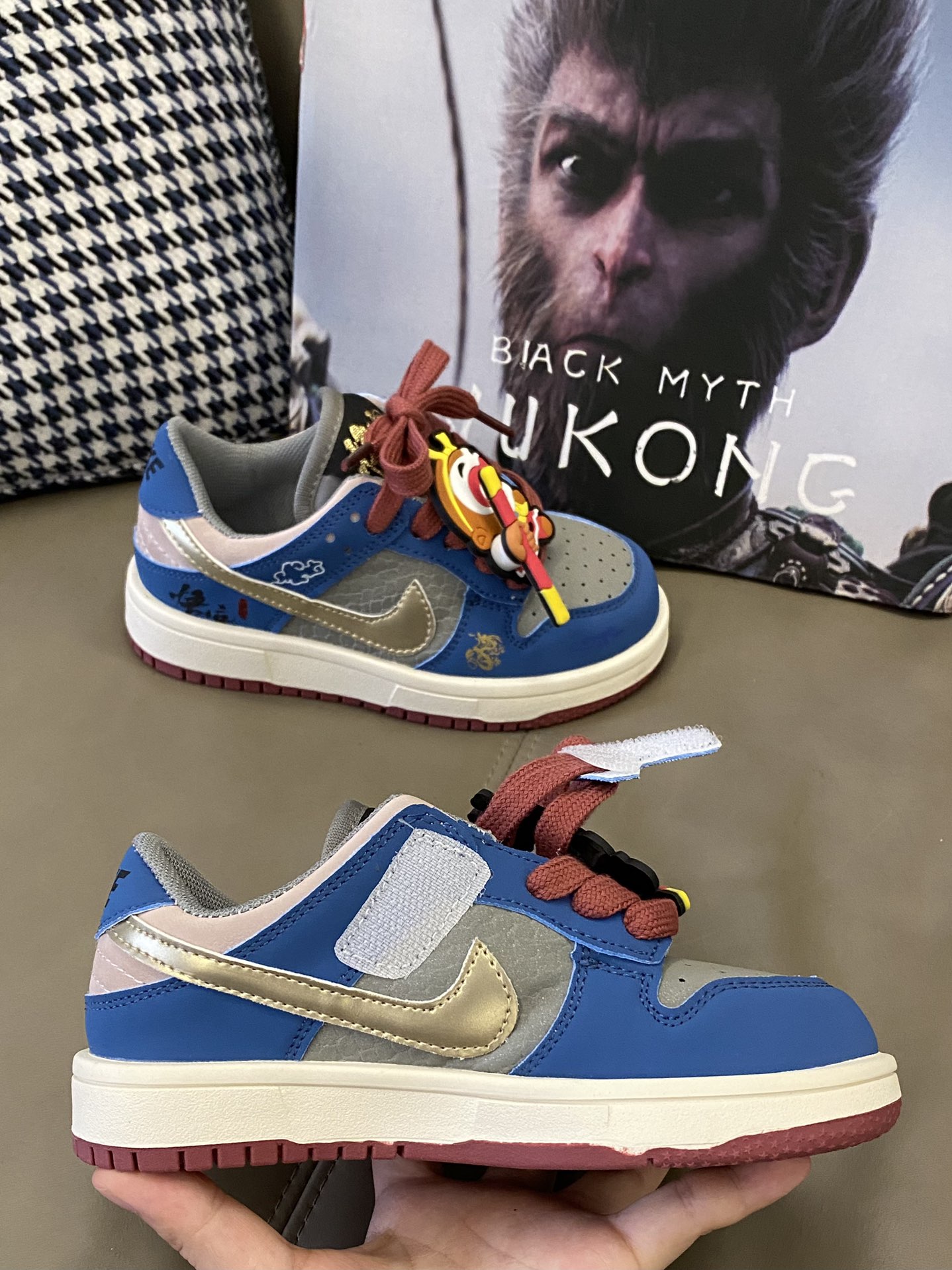 原图直出⭐️ 鞋面网孔设计清爽透气💨还有悟空挂件装饰也太爱了叭👻鞋身侧边还有多种的图案配饰，搭配在一起尊嘟好好看啊😍鞋底防滑耐磨抓地力强👍🏻-选品中心