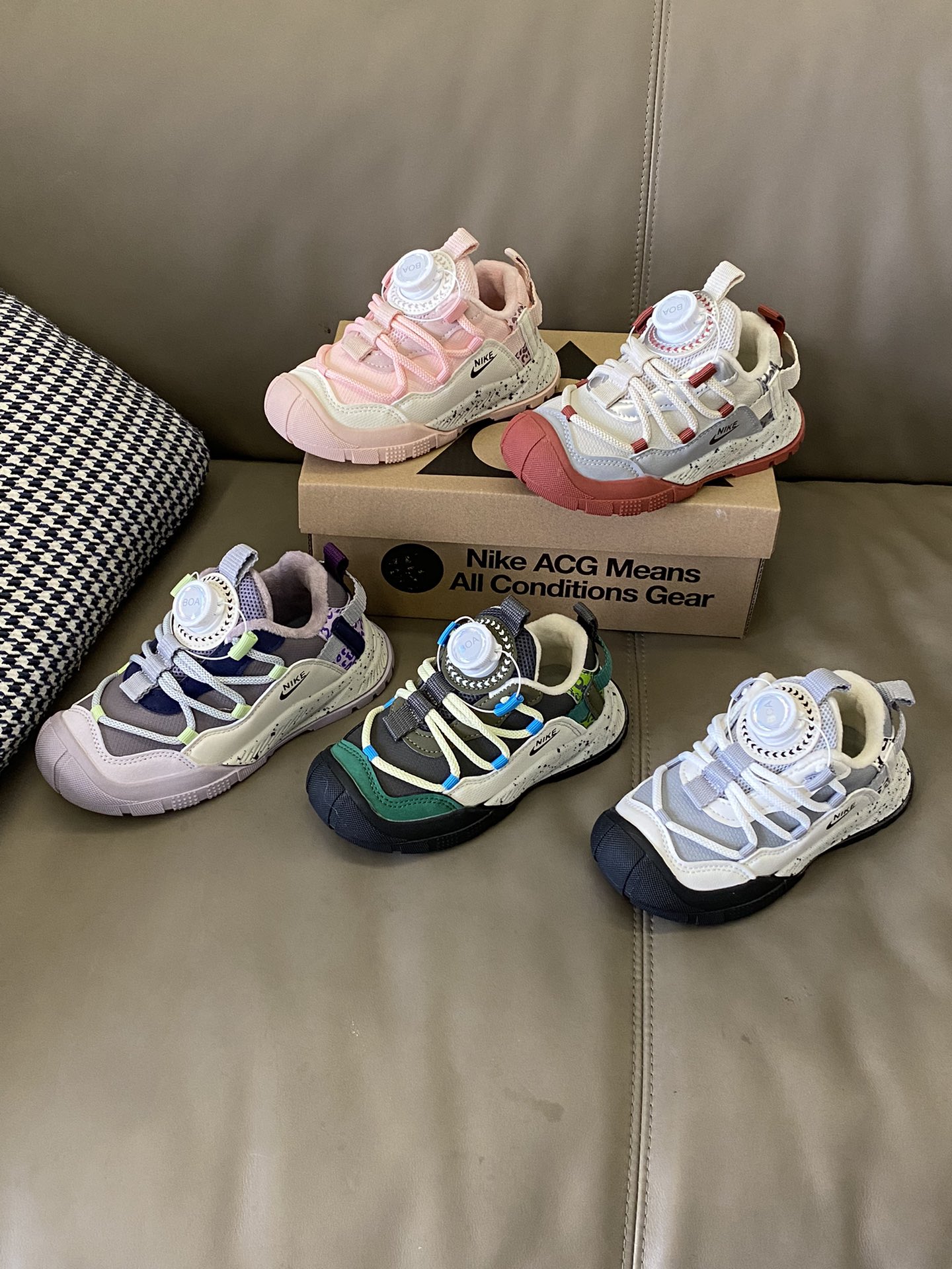 图片[5]-原图直出⭐️ ACG 加绒儿童运动鞋采用升级版柔软内里更加亲肤柔软，让宝贝穿着更加舒适😜旋转扣设计方便穿脱✅鞋底防滑性能也非常出色🤭宝贝在外面玩耍时妈妈更放心🥳-选品中心