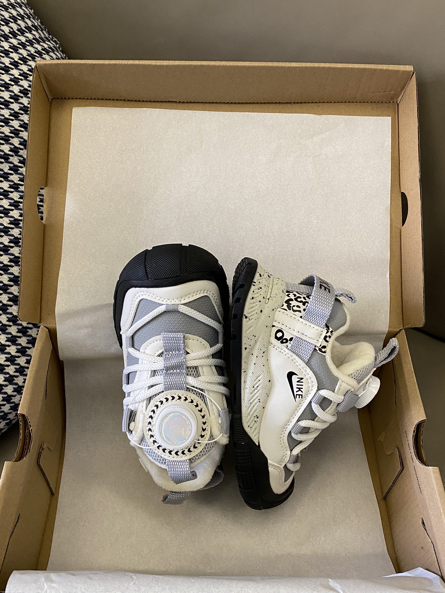 图片[2]-原图直出⭐️ ACG 加绒儿童运动鞋采用升级版柔软内里更加亲肤柔软，让宝贝穿着更加舒适😜旋转扣设计方便穿脱✅鞋底防滑性能也非常出色🤭宝贝在外面玩耍时妈妈更放心🥳-选品中心