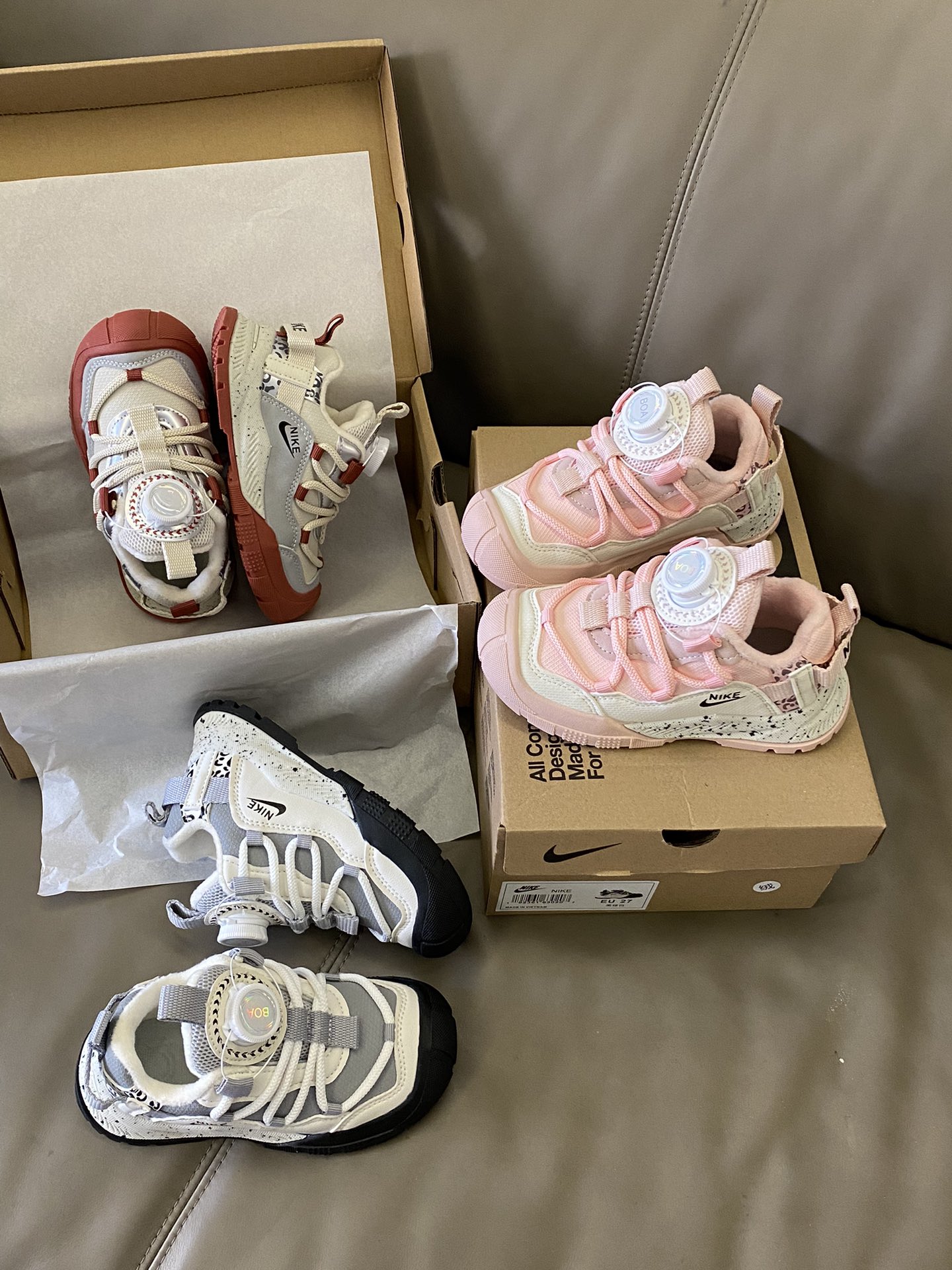 原图直出⭐️ ACG 加绒儿童运动鞋采用升级版柔软内里更加亲肤柔软，让宝贝穿着更加舒适😜旋转扣设计方便穿脱✅鞋底防滑性能也非常出色🤭宝贝在外面玩耍时妈妈更放心🥳MNA276-选品中心