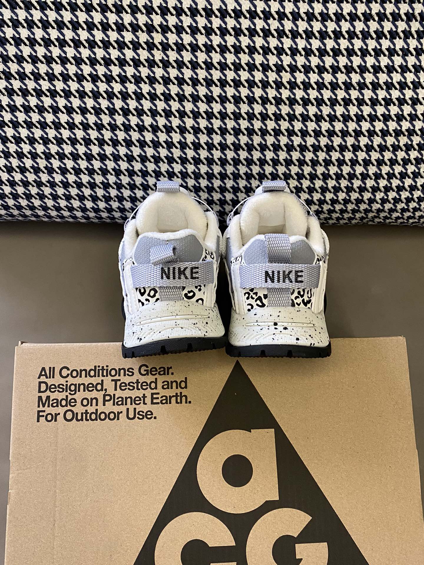 图片[7]-原图直出⭐️ ACG 加绒儿童运动鞋采用升级版柔软内里更加亲肤柔软，让宝贝穿着更加舒适😜旋转扣设计方便穿脱✅鞋底防滑性能也非常出色🤭宝贝在外面玩耍时妈妈更放心🥳-选品中心