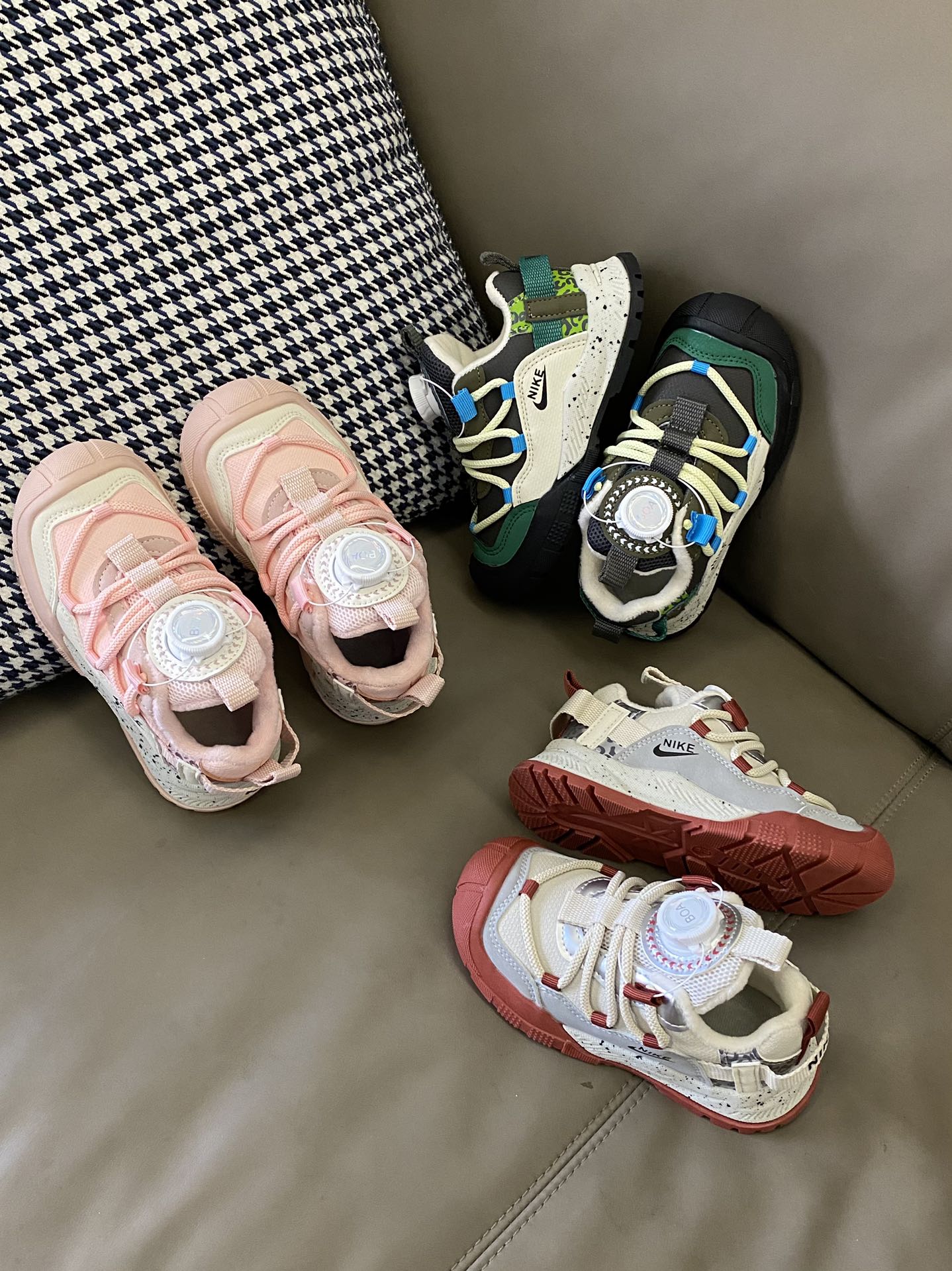 图片[3]-原图直出⭐️ ACG 加绒儿童运动鞋采用升级版柔软内里更加亲肤柔软，让宝贝穿着更加舒适😜旋转扣设计方便穿脱✅鞋底防滑性能也非常出色🤭宝贝在外面玩耍时妈妈更放心🥳-选品中心