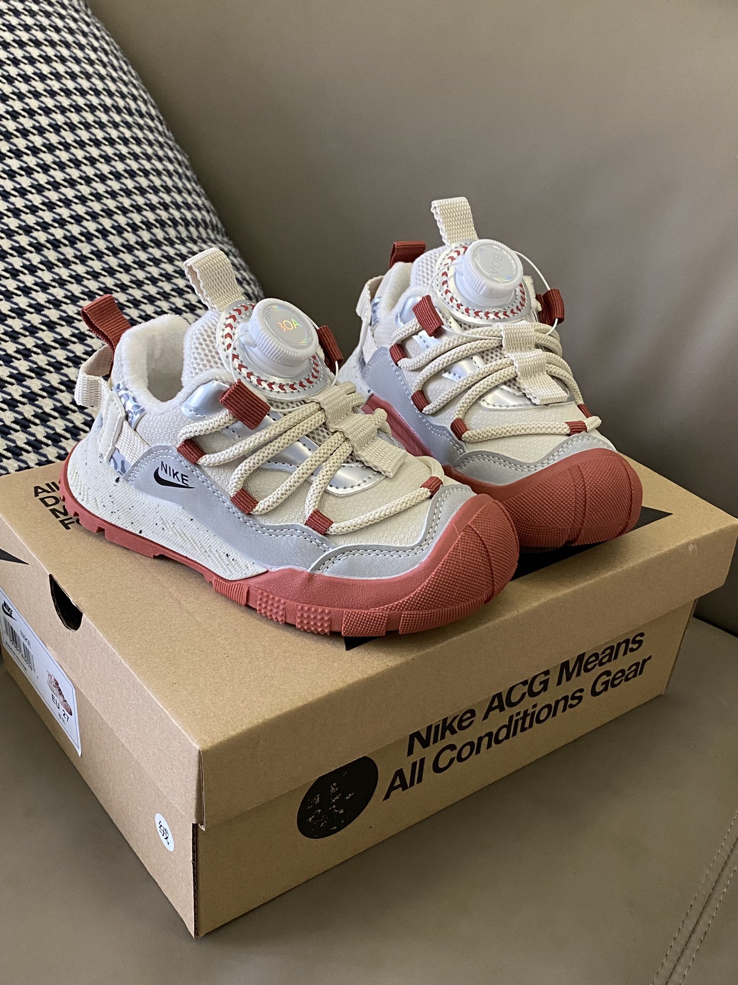 图片[4]-原图直出⭐️ ACG 加绒儿童运动鞋采用升级版柔软内里更加亲肤柔软，让宝贝穿着更加舒适😜旋转扣设计方便穿脱✅鞋底防滑性能也非常出色🤭宝贝在外面玩耍时妈妈更放心🥳-选品中心