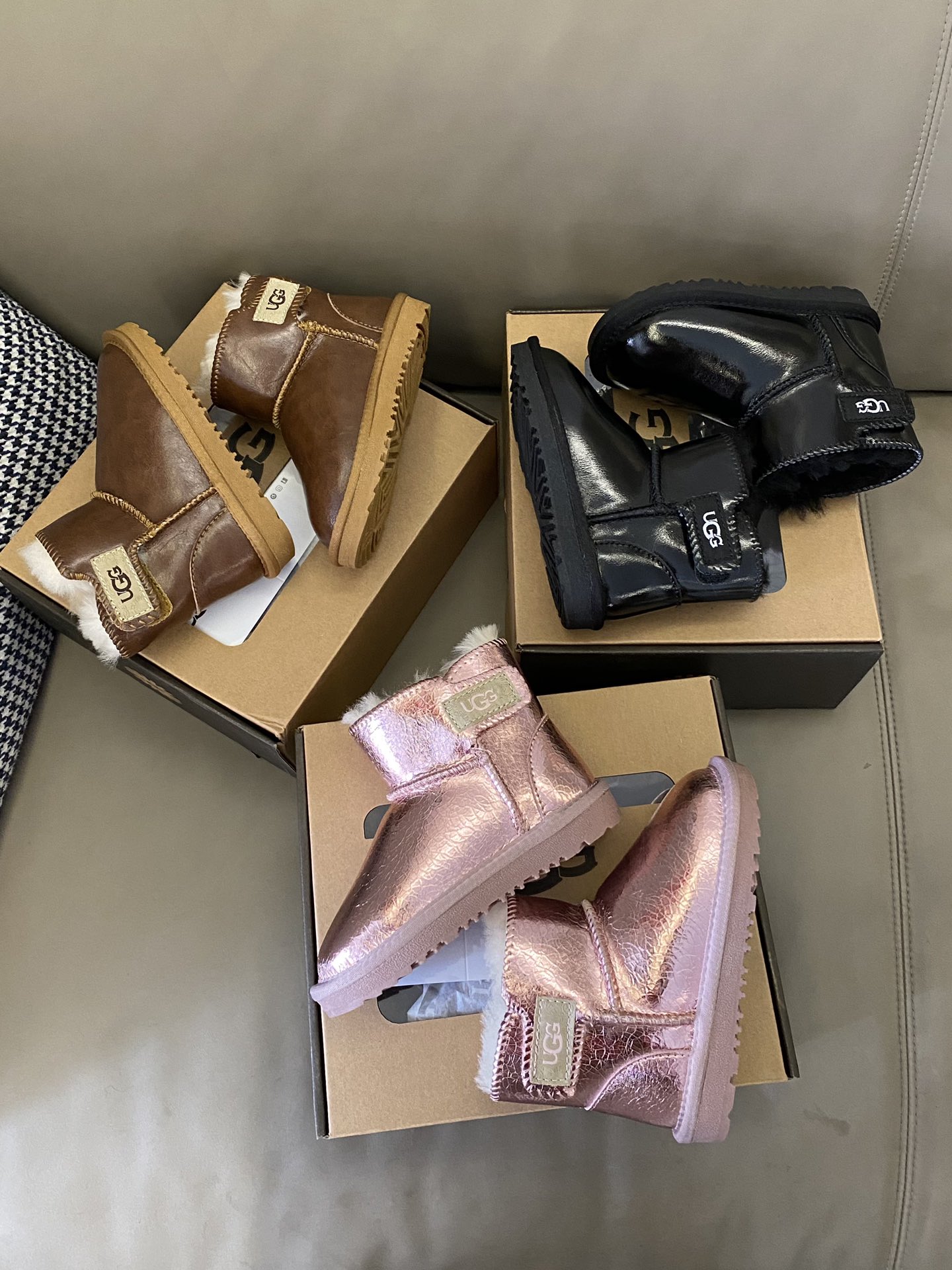 图片[3]-~ 原图直出🌟 UCG 羊毛一体侧面魔术贴雪地靴采用魔术贴设计，方便穿脱✅内里毛绒绒的好厚实～冬天穿一点也不会冻jio👣好看好穿还保暖😍有点期待冬天了😚-选品中心