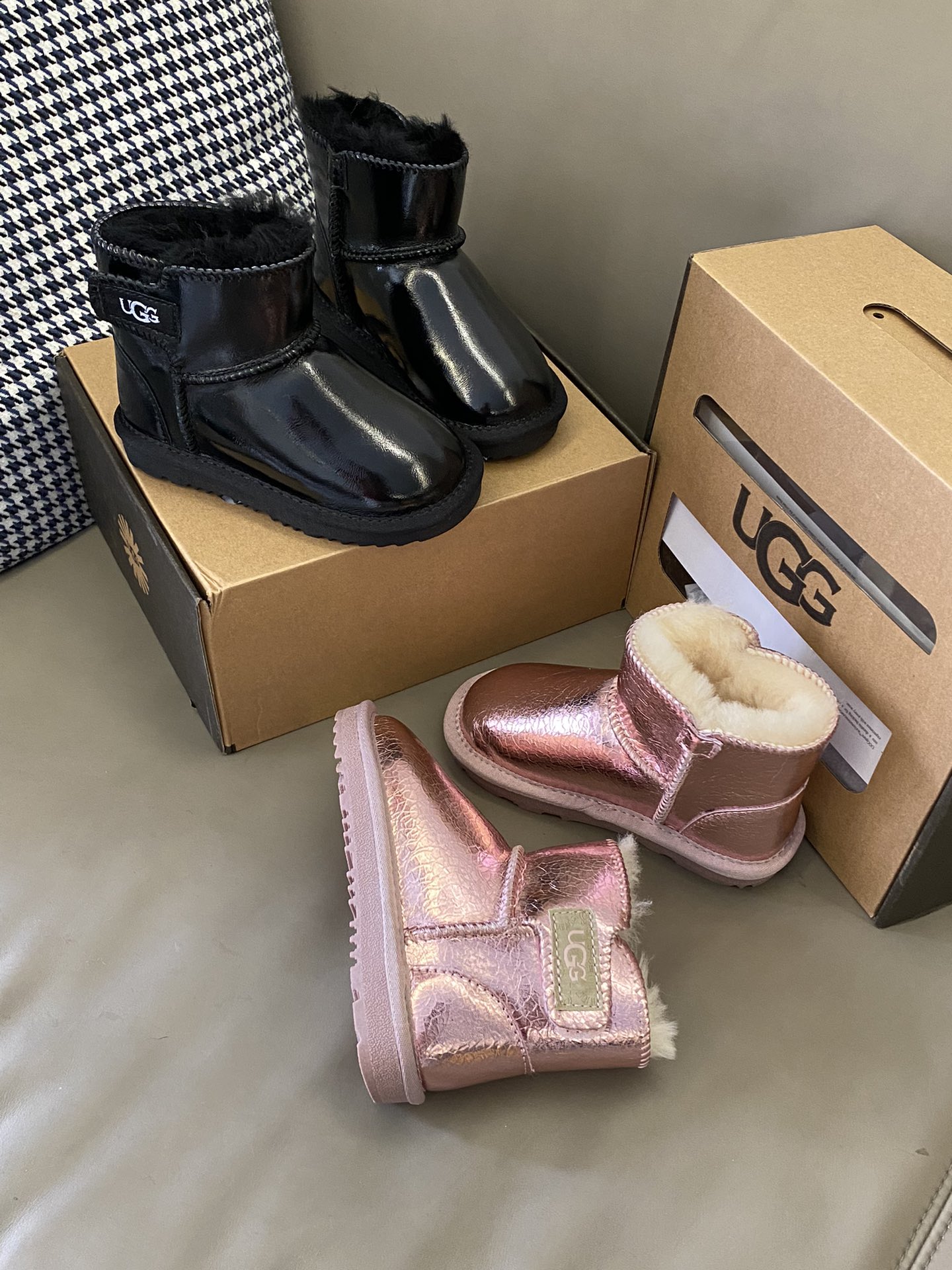 ~ 原图直出🌟 UCG 羊毛一体侧面魔术贴雪地靴采用魔术贴设计，方便穿脱✅内里毛绒绒的好厚实～冬天穿一点也不会冻jio👣好看好穿还保暖😍有点期待冬天了😚-选品中心