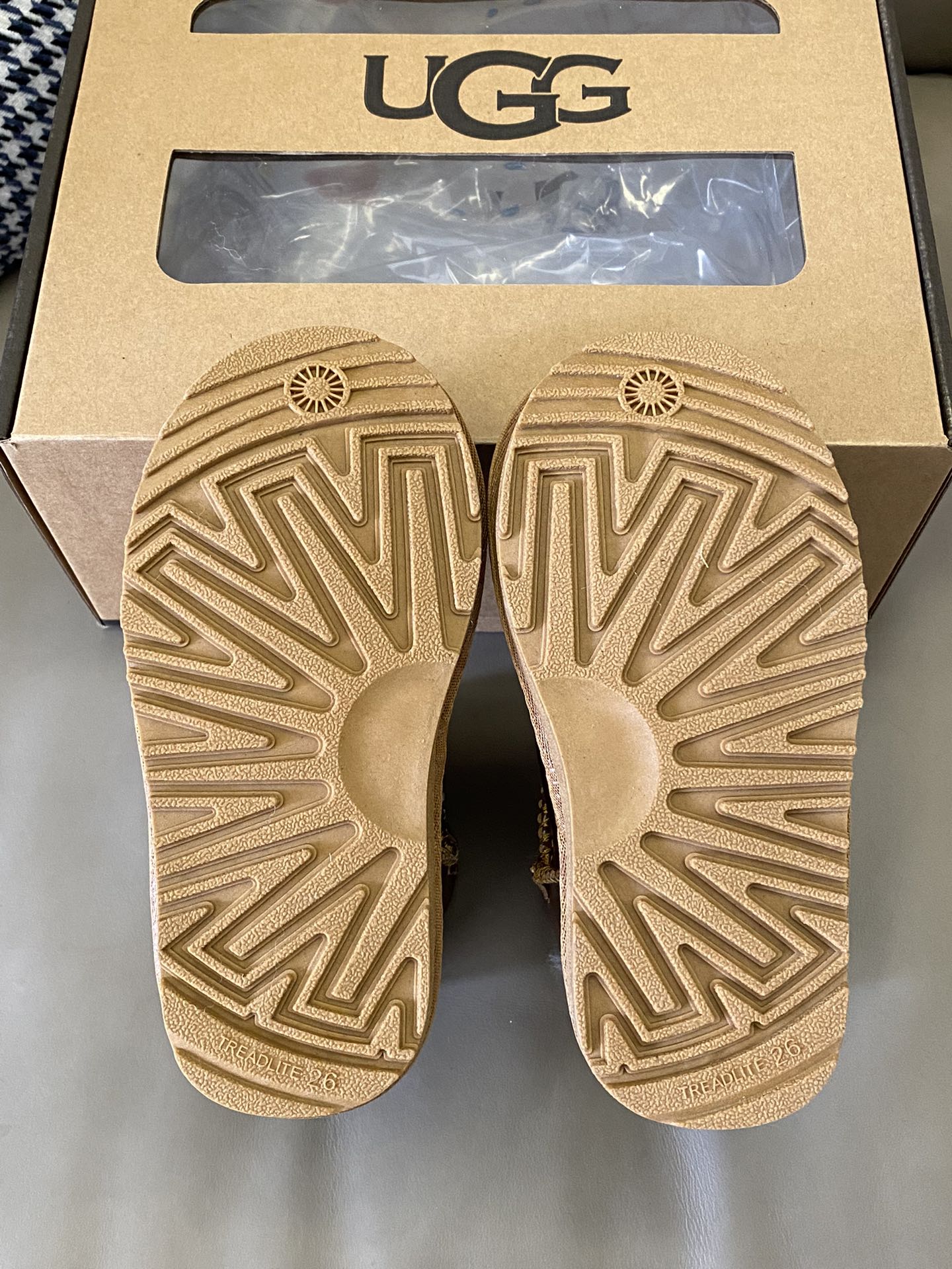 图片[9]-~ 原图直出🌟 UCG 羊毛一体侧面魔术贴雪地靴采用魔术贴设计，方便穿脱✅内里毛绒绒的好厚实～冬天穿一点也不会冻jio👣好看好穿还保暖😍有点期待冬天了😚-选品中心