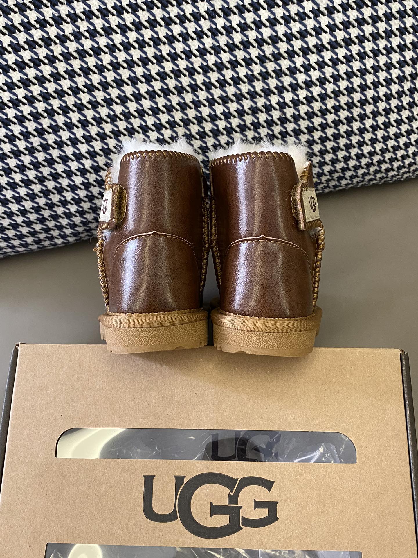 图片[7]-~ 原图直出🌟 UCG 羊毛一体侧面魔术贴雪地靴采用魔术贴设计，方便穿脱✅内里毛绒绒的好厚实～冬天穿一点也不会冻jio👣好看好穿还保暖😍有点期待冬天了😚-选品中心