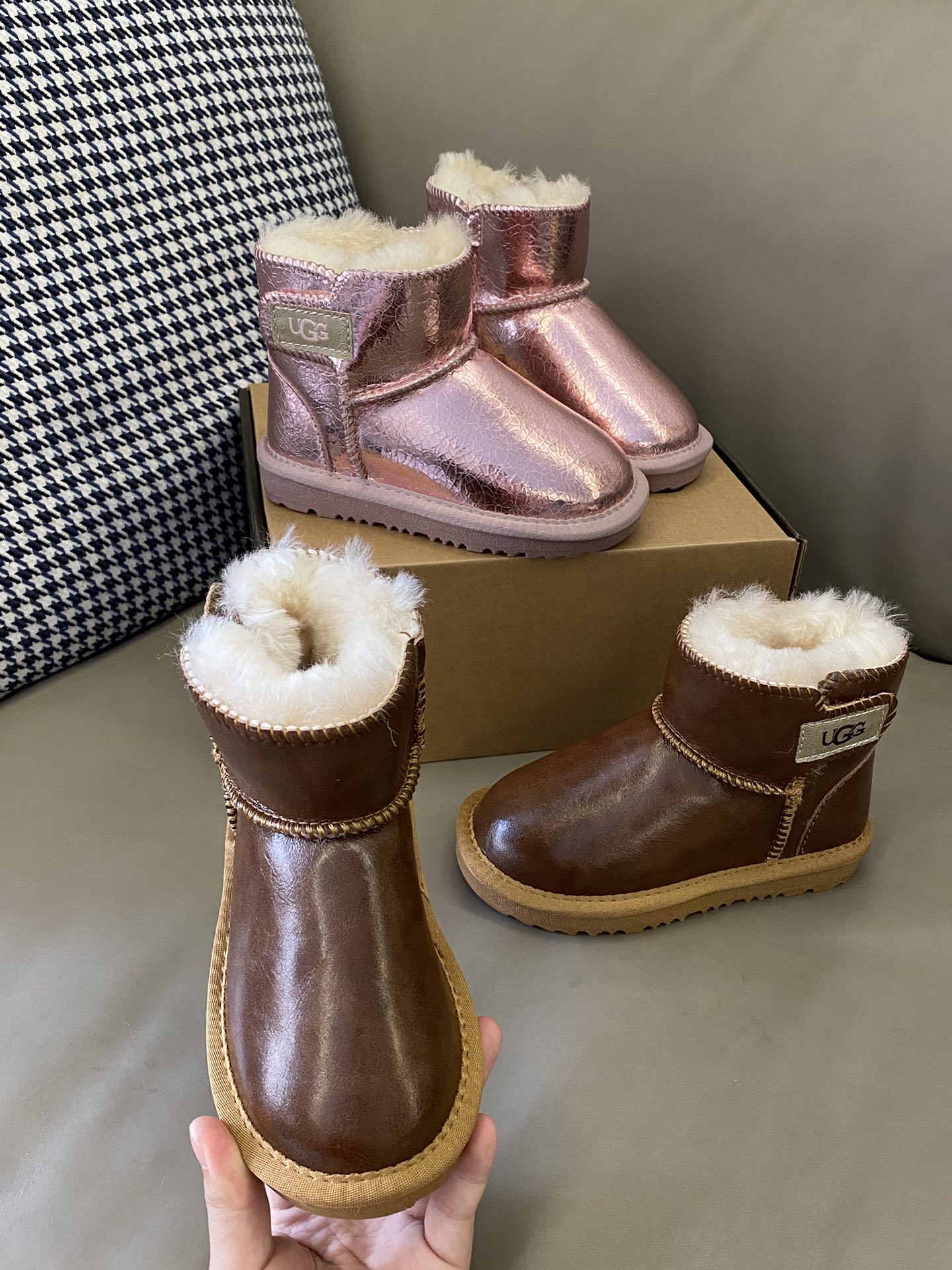 图片[4]-~ 原图直出🌟 UCG 羊毛一体侧面魔术贴雪地靴采用魔术贴设计，方便穿脱✅内里毛绒绒的好厚实～冬天穿一点也不会冻jio👣好看好穿还保暖😍有点期待冬天了😚-选品中心