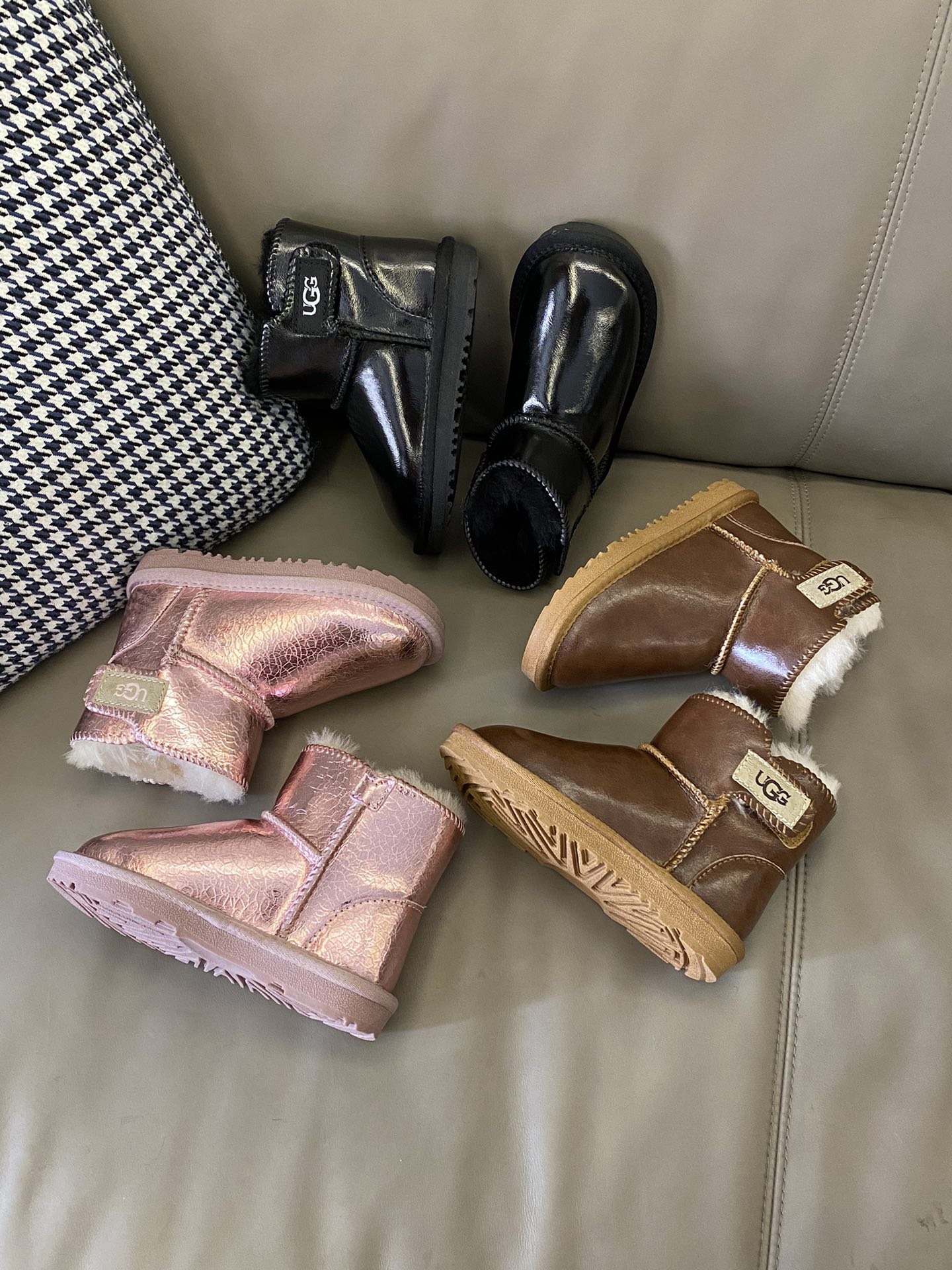 图片[2]-~ 原图直出🌟 UCG 羊毛一体侧面魔术贴雪地靴采用魔术贴设计，方便穿脱✅内里毛绒绒的好厚实～冬天穿一点也不会冻jio👣好看好穿还保暖😍有点期待冬天了😚-选品中心