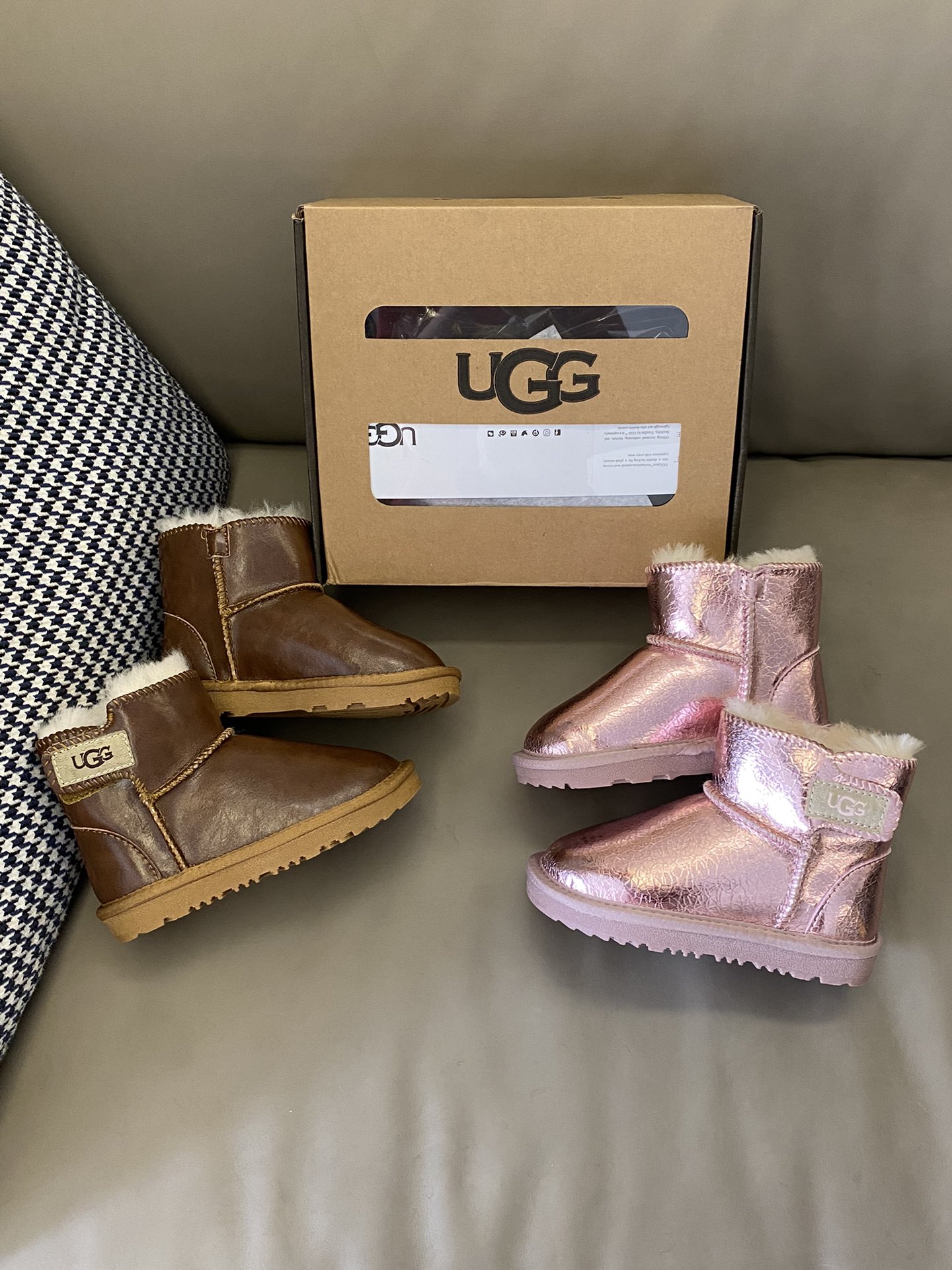 图片[8]-~ 原图直出🌟 UCG 羊毛一体侧面魔术贴雪地靴采用魔术贴设计，方便穿脱✅内里毛绒绒的好厚实～冬天穿一点也不会冻jio👣好看好穿还保暖😍有点期待冬天了😚-选品中心