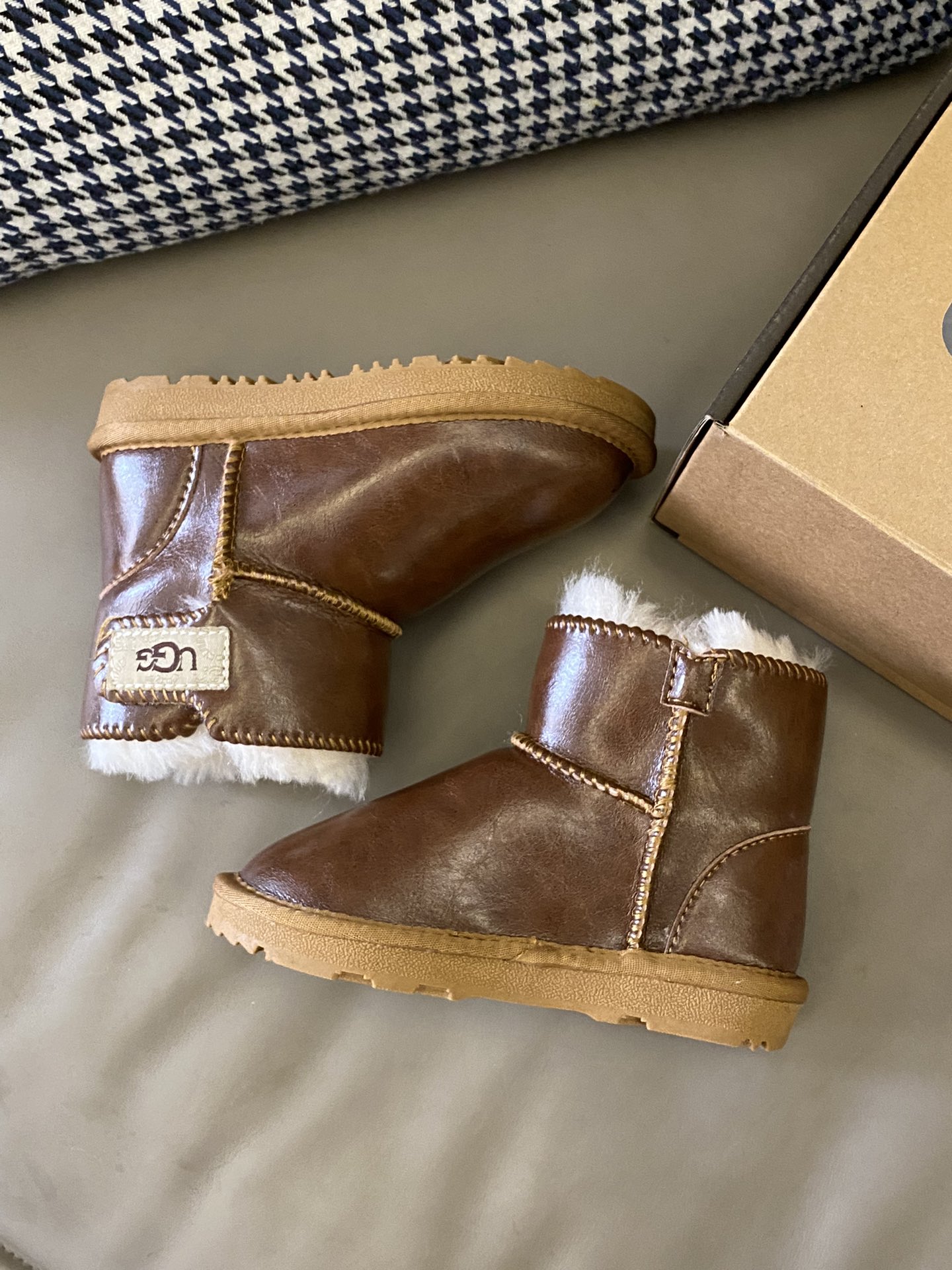 图片[5]-~ 原图直出🌟 UCG 羊毛一体侧面魔术贴雪地靴采用魔术贴设计，方便穿脱✅内里毛绒绒的好厚实～冬天穿一点也不会冻jio👣好看好穿还保暖😍有点期待冬天了😚-选品中心