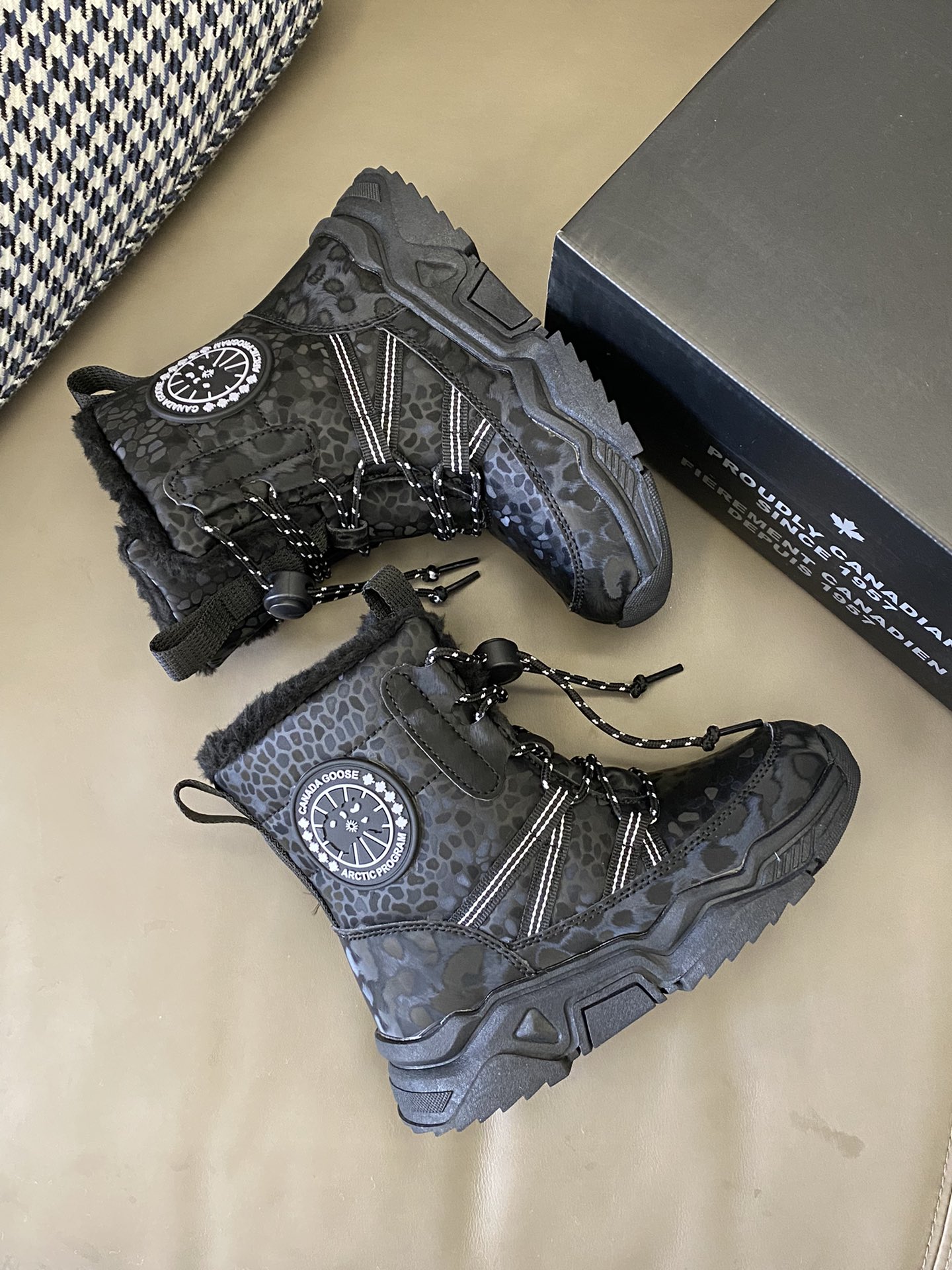 图片[2]-原图直出🌟 高帮设计防水防滑🤩超厚的内衬羊羔绒保证脚步温暖😻即使在零下的北方也不怕冻脚啦🫣松紧设计方便宝贝自己穿-选品中心